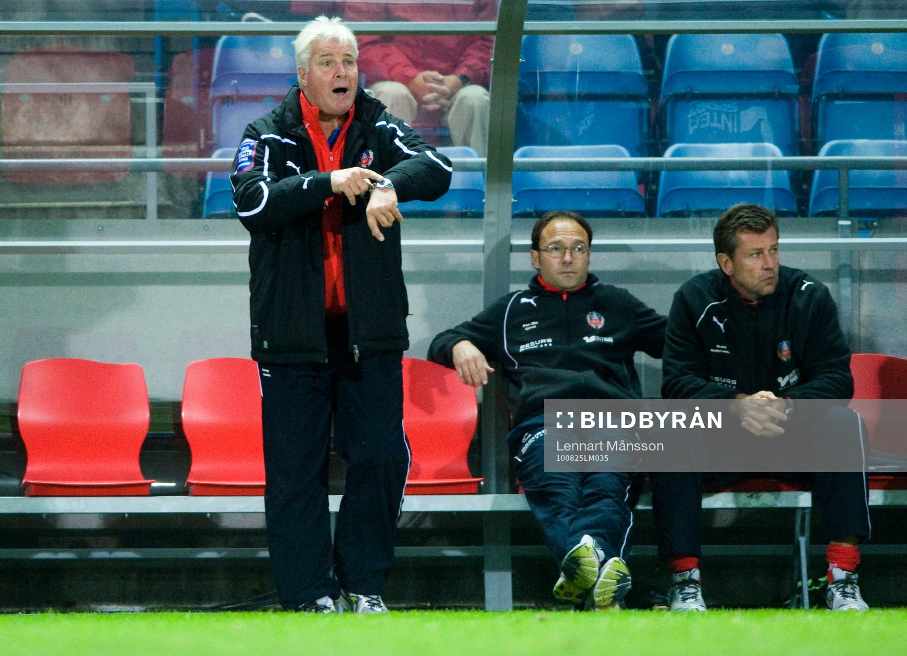 Conny Karlsson, tränare, Helsingborg, tittar på klockan