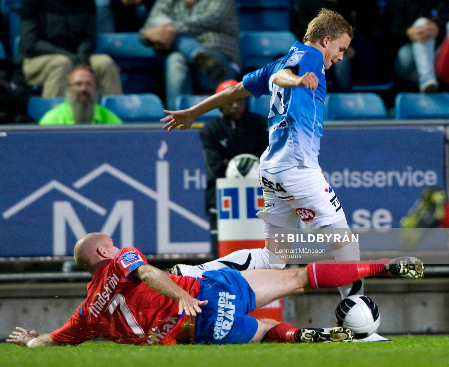 Mattias Lindström, Helsingborg, stoppar Jonathan Asp,