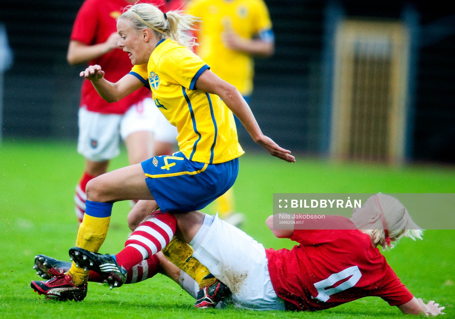 Josefine Öqvist, Sverige kapas av Jerrie Manley, Wales