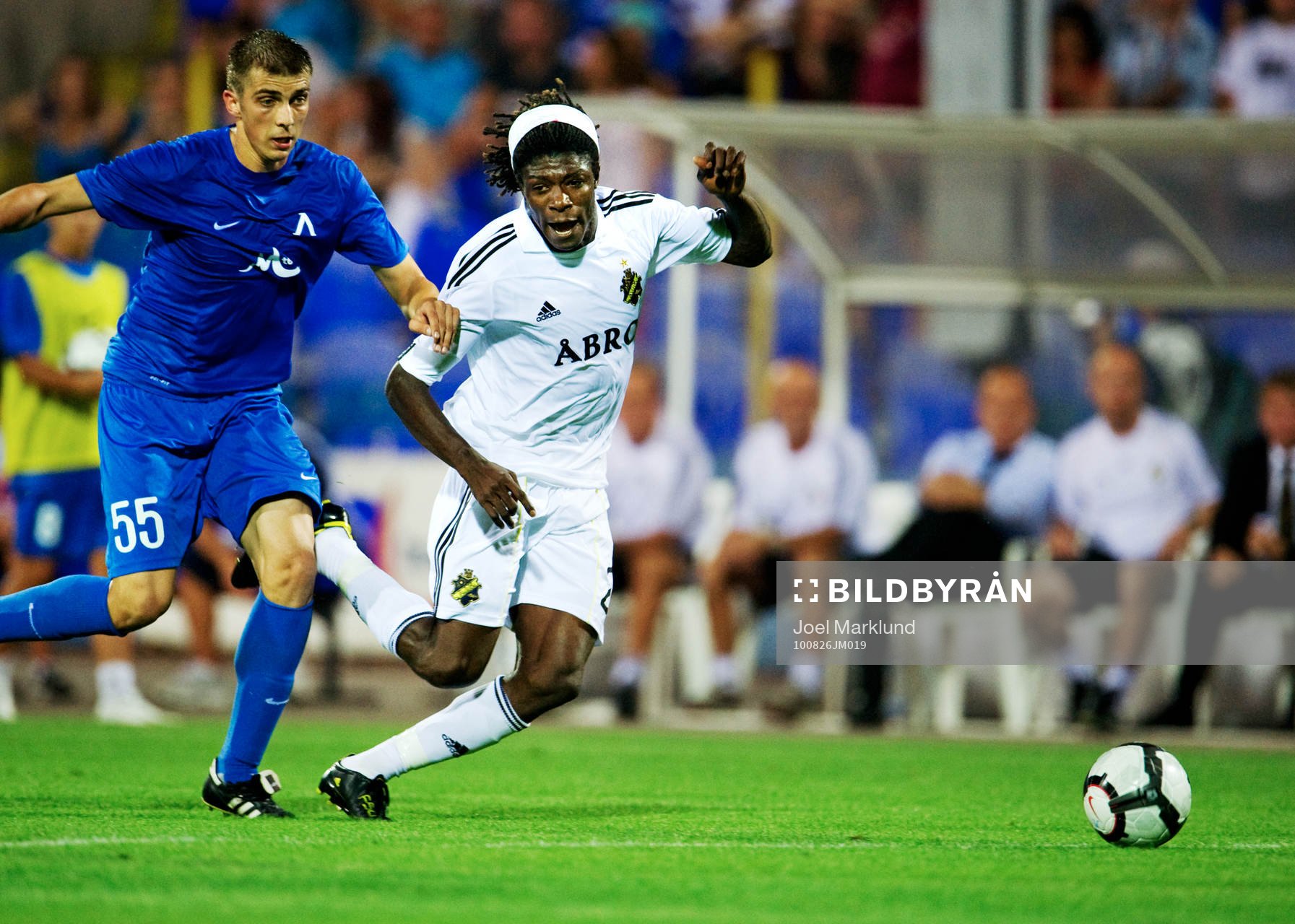 Mohamed Bangura, AIK, tar sig förbi Yordan Miliev, Levski