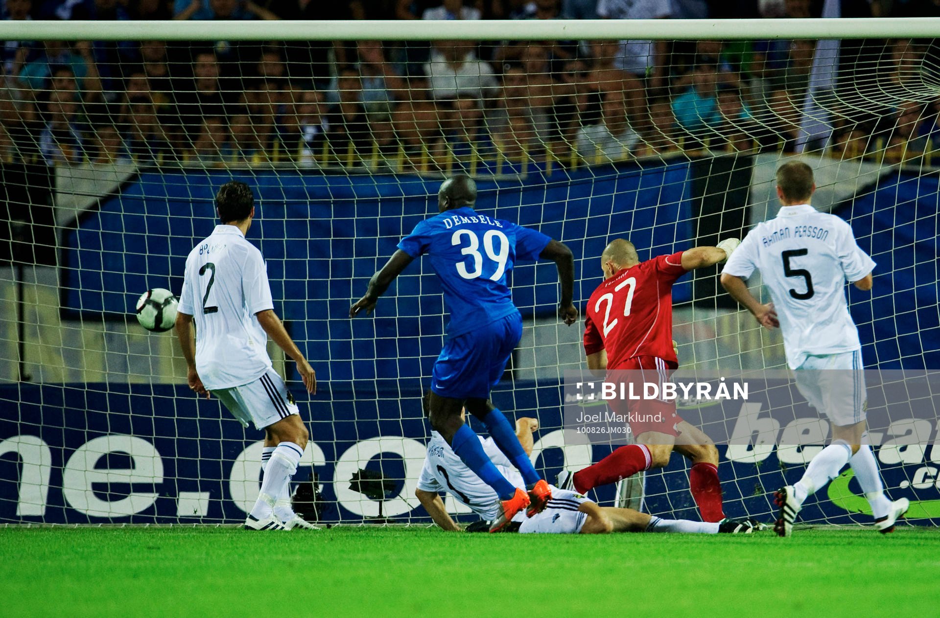 Garra Dembele, Levski, gör 2-1 bakom Ivan Turina,