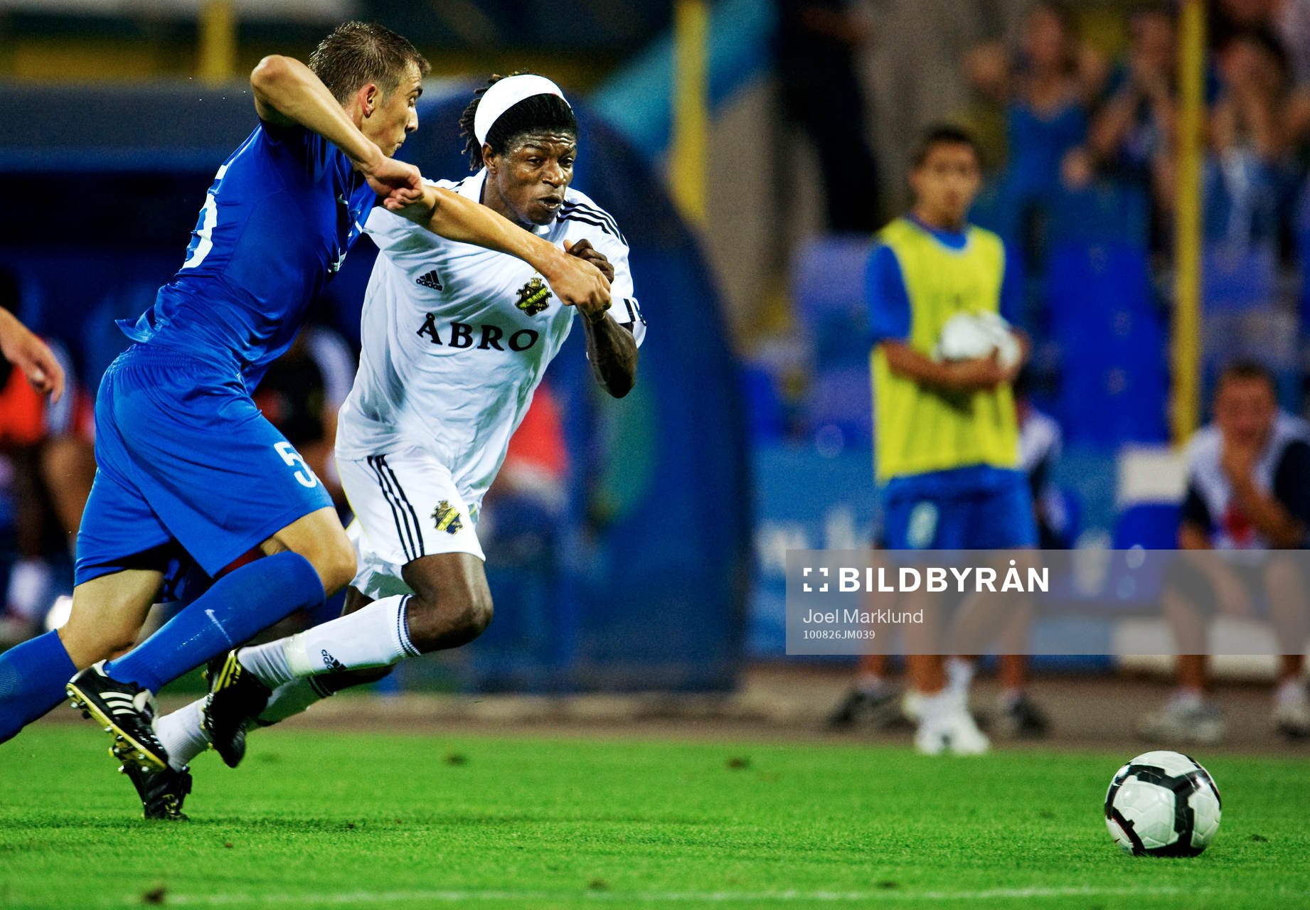 Mohamed Bangura, AIK, tar sig förbi Yordan Miliev, Levski