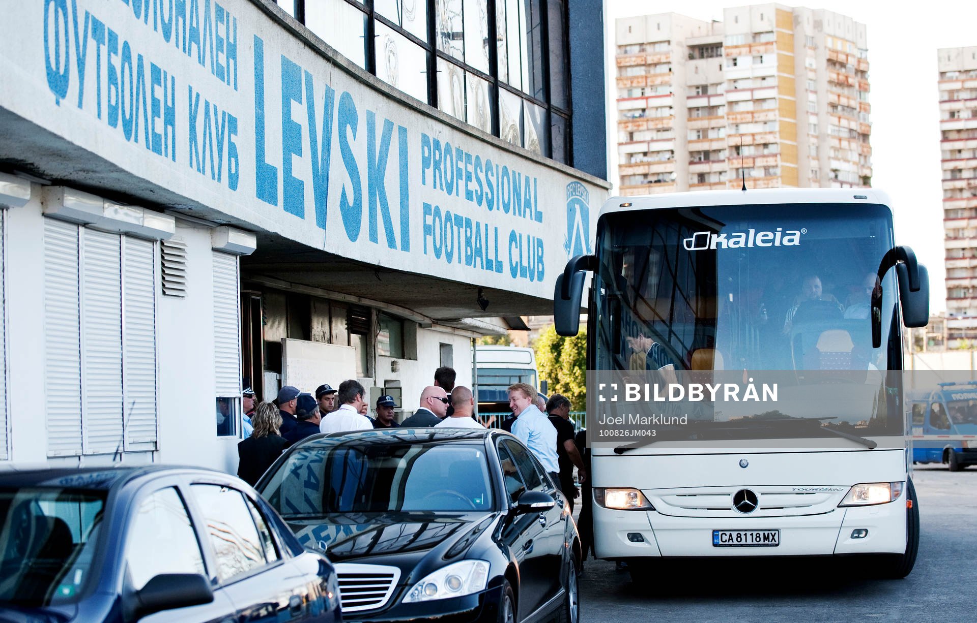 AIK anländer i buss till Georgi Asparuhov Stadion