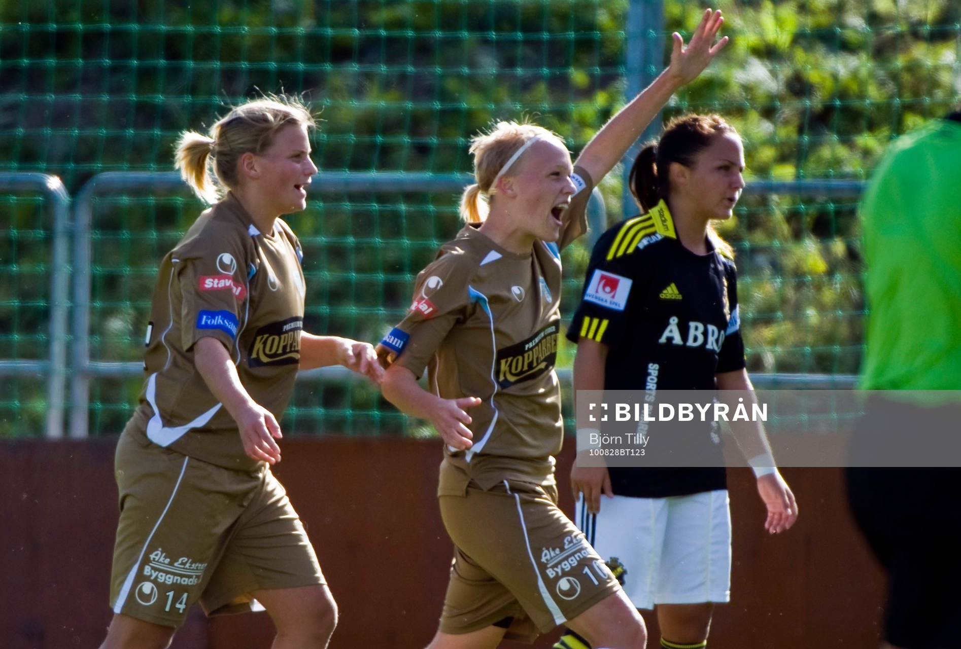  Sara Lindén, Linnea Liljegärd, Kopparbergs/Göteborg, jubel och Emelie Ölander, AIK.