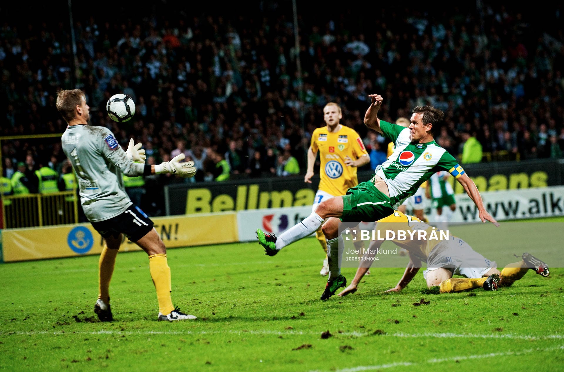 Filip Bergman, Hammarby, gör 1-1 bakom Alexander Nadj,
