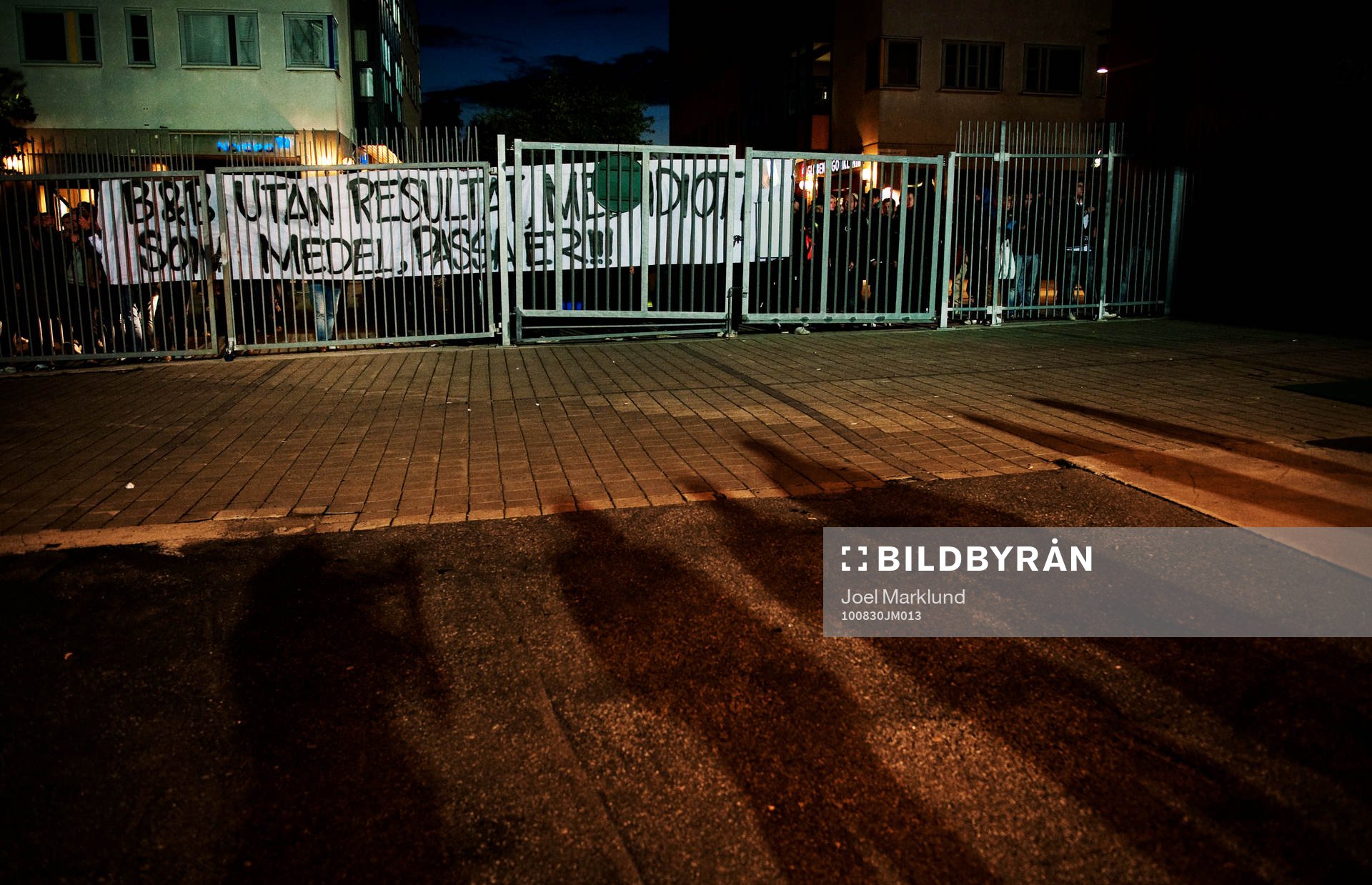 Hammarby-fans står utanför grindarna och protesterar med