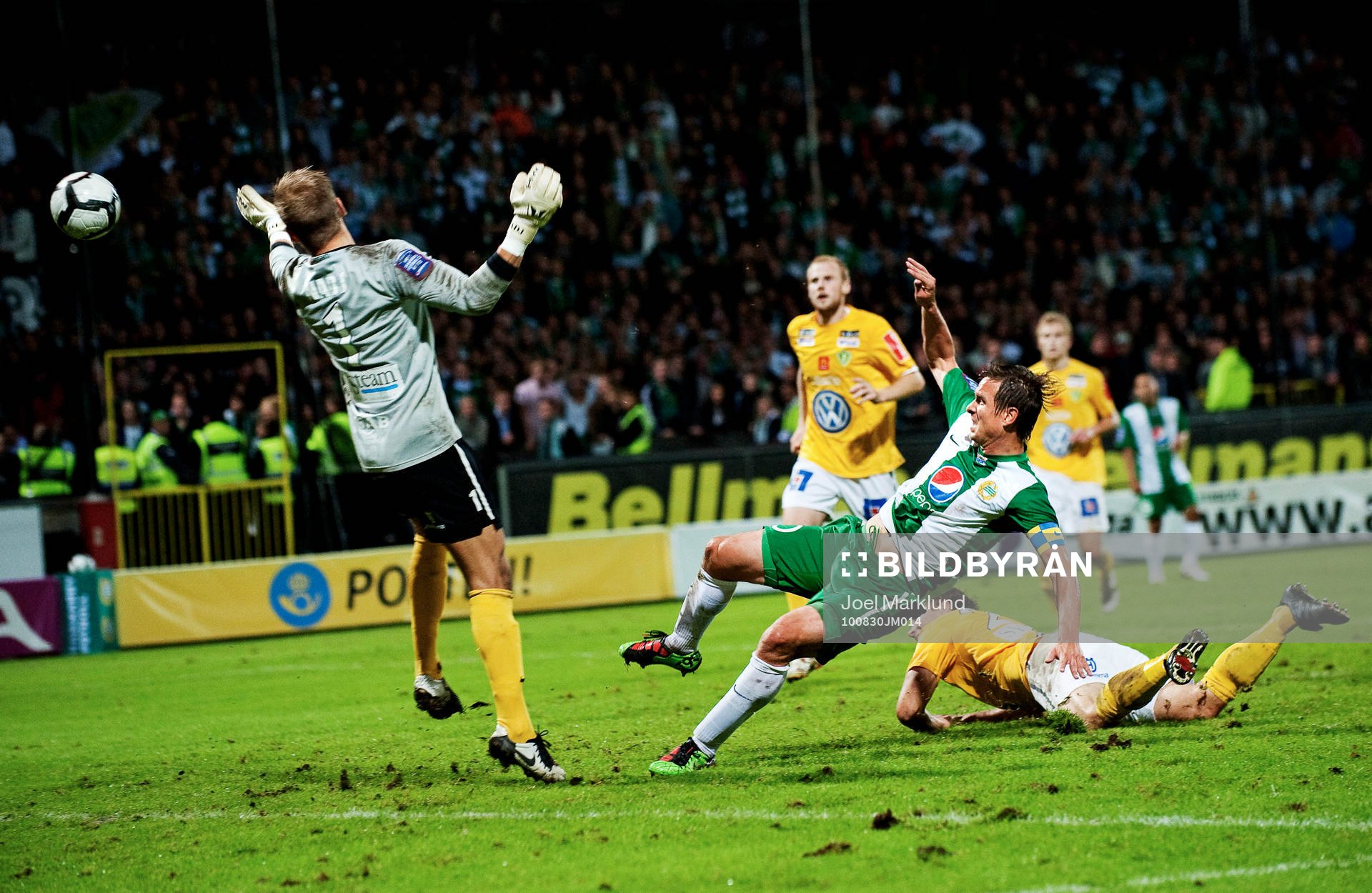  Filip Bergman, Hammarby, gör 1-1 bakom Alexander Nadj, målvakt, Jönköping.