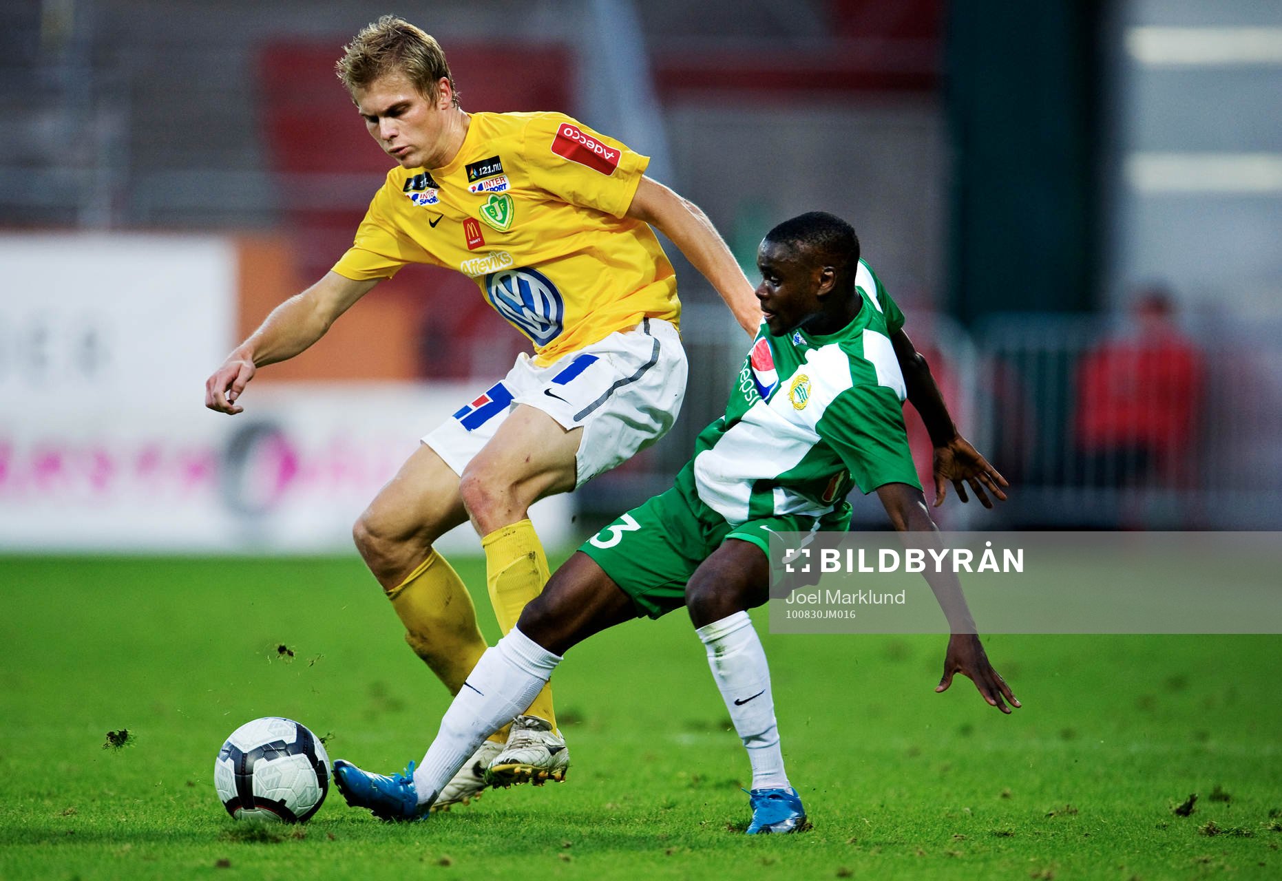 Petter Lennartsson, Jönköping, tacklas av Maic Sema,