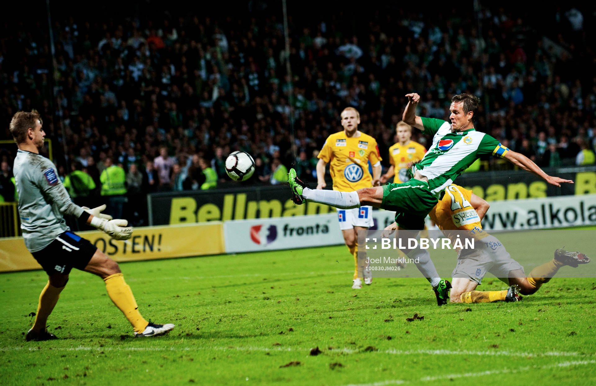  Filip Bergman, Hammarby, gör 1-1 bakom Alexander Nadj, målvakt, Jönköping.