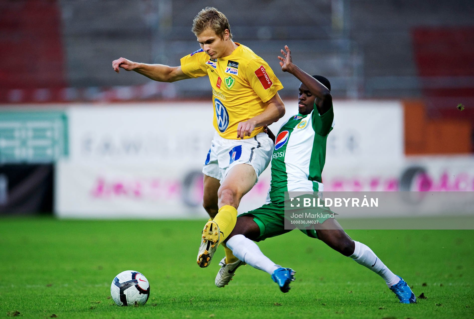  Petter Lennartsson, Jönköping, tacklas av Maic Sema, Hammarby.