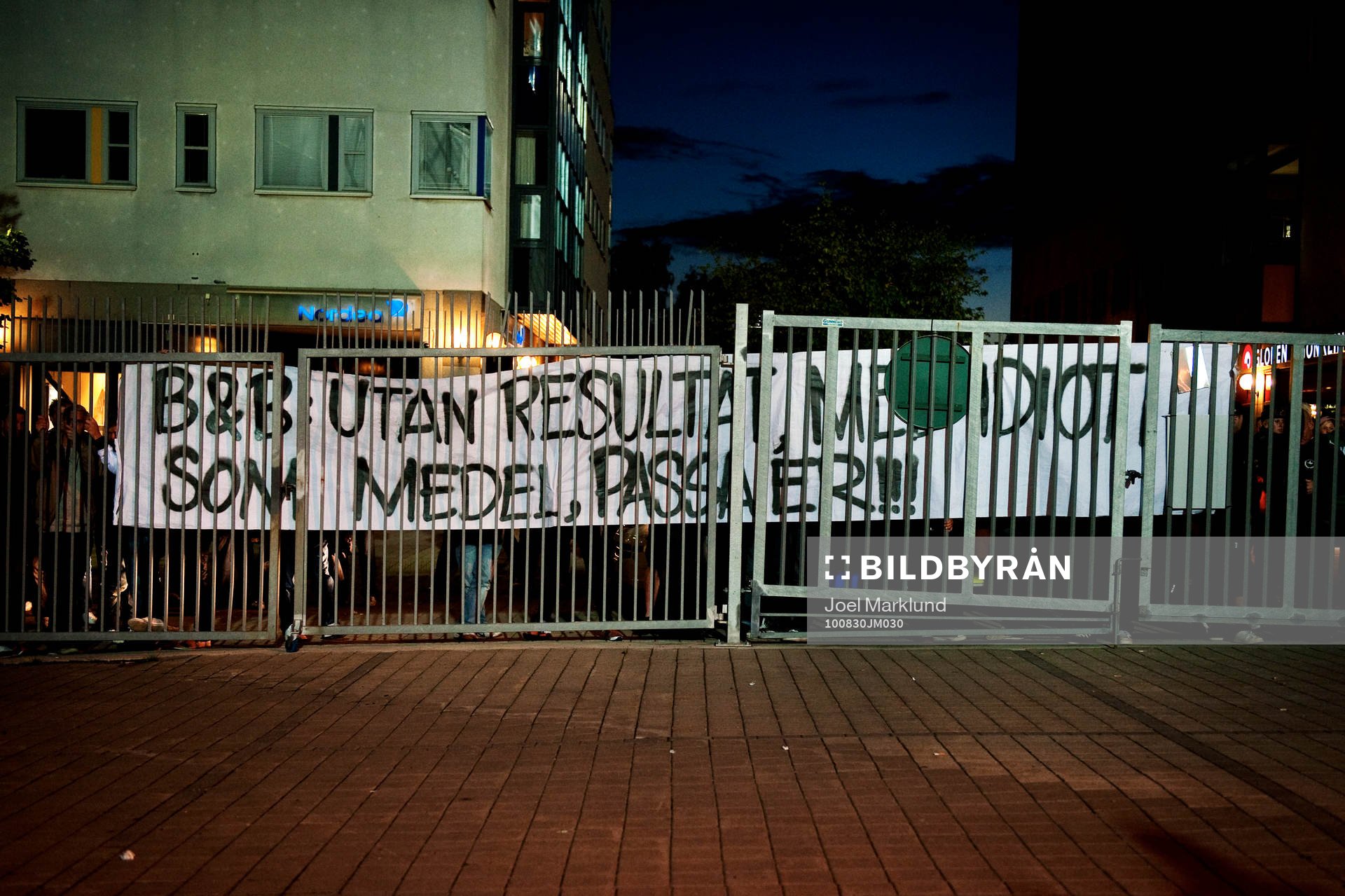 Hammarby-fans står utanför grindarna och protesterar med