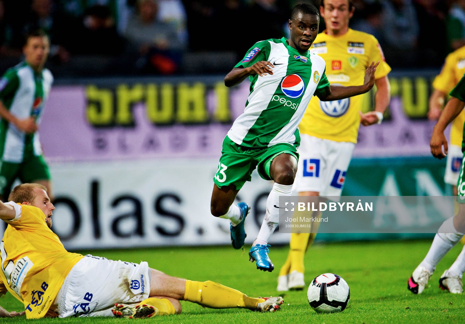 Maic Sema, Hammarby, undviker en tackling