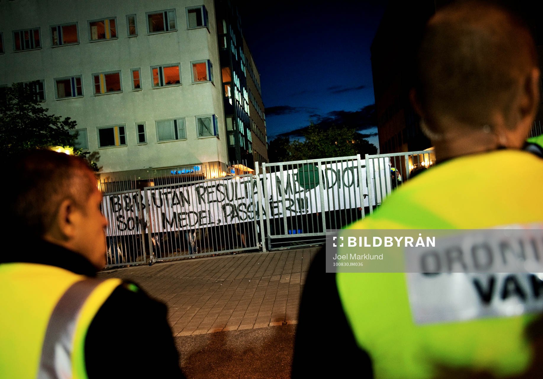 Hammarby-fans står utanför grindarna och protesterar med