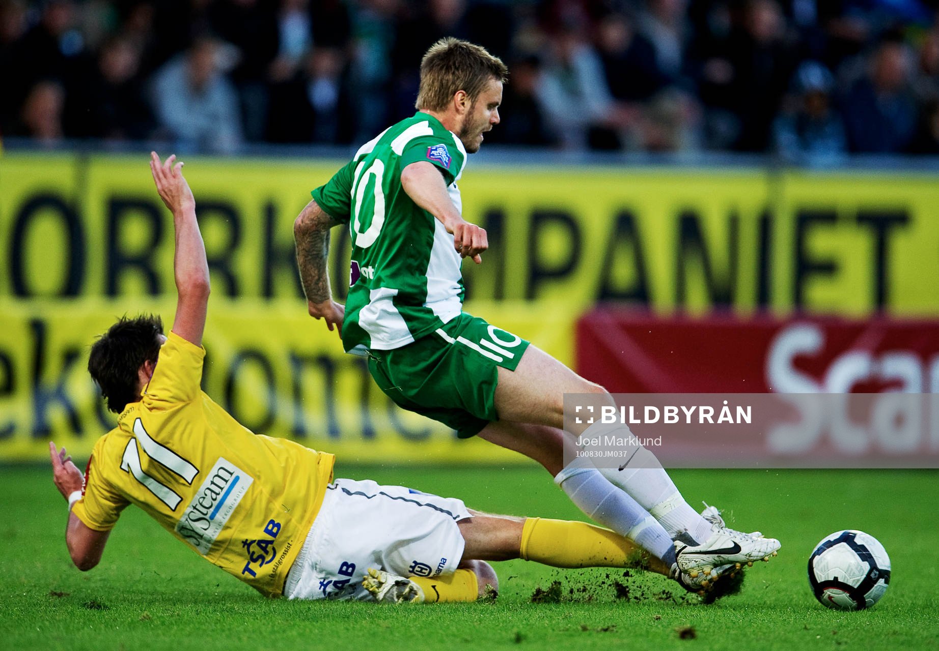 Daryl Smylie, Jönköping, tacklar Andreas Dahl, Hammarby