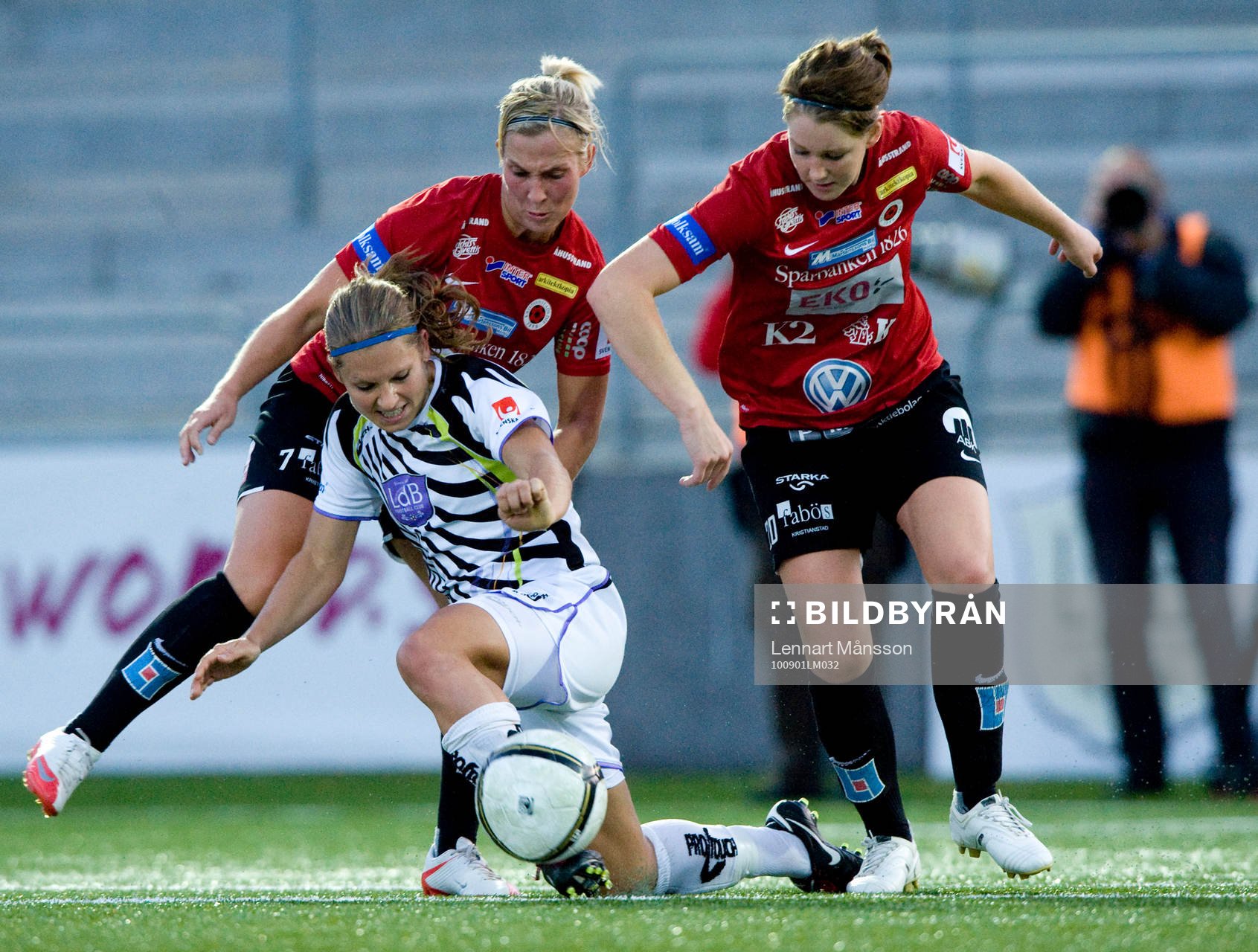 Manon Melis, Malmö, görs ner av Kirsty Yallop och Mia