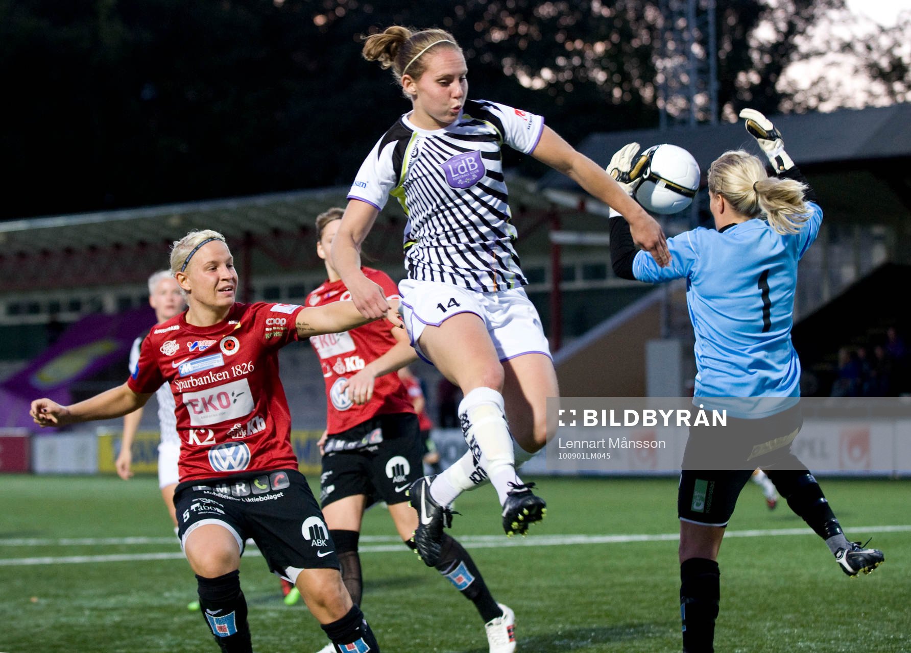  Manon Melis framme och oroar Sandra Wahldén, målvakt, Kristianstad