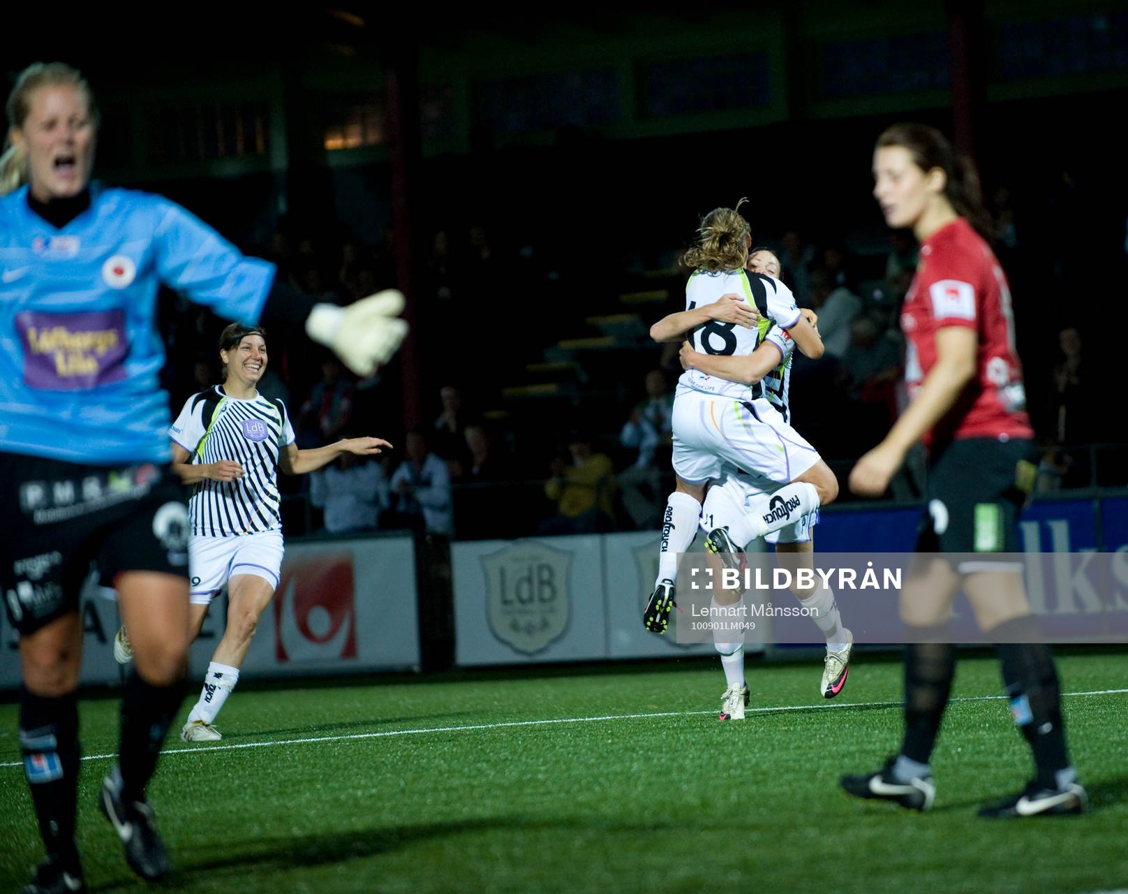 4-3 Pavlina Scasna som hoppar upp i Therese Sjögrans famn.