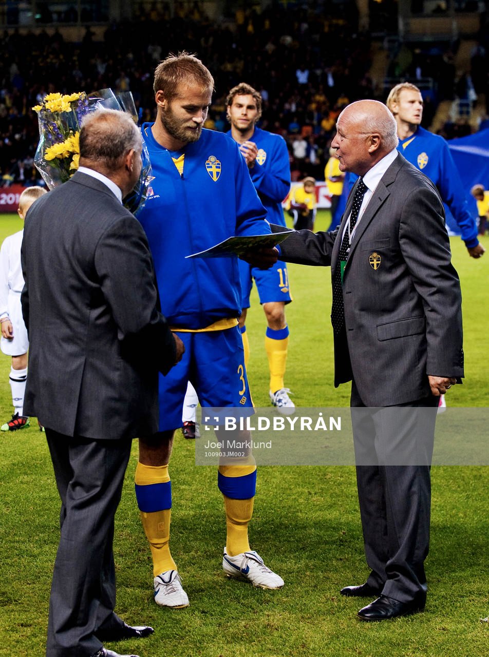 Olof Mellberg, Sverige, mottog gratulationer från SvFF i
