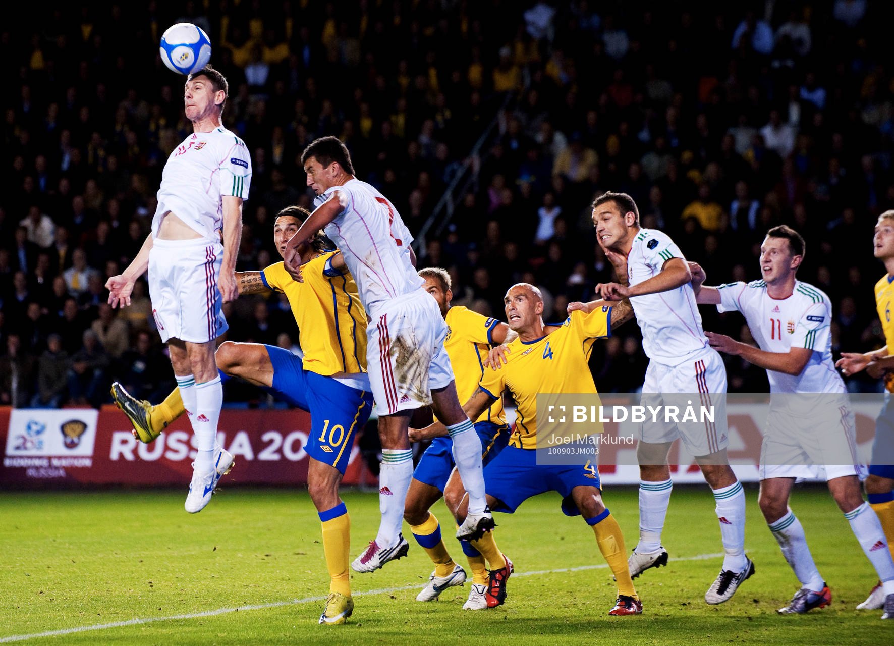 Zoltan Gera, Ungern, nickar bort en hörnboll