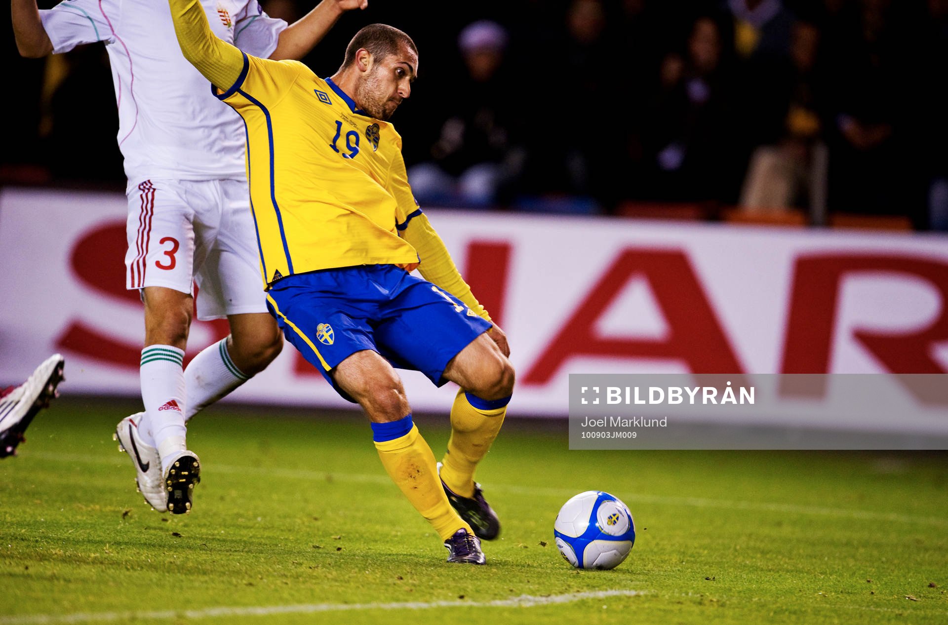 Emir Bajrami, Sverige, skjuter mot mål