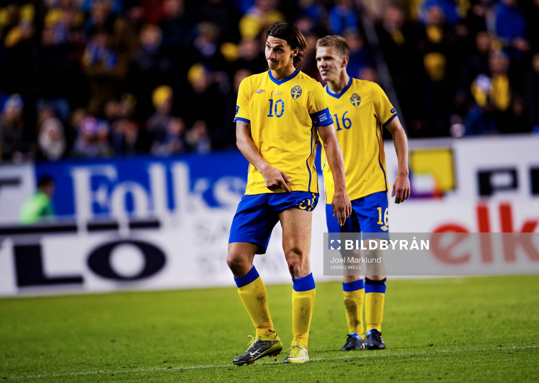 Zlatan Ibrahimovic, Sverige, pekar på sitt knä som