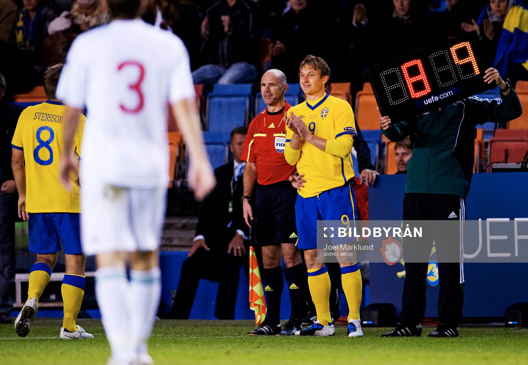 Anders Svensson går ut och Kim Källström, Sverige,