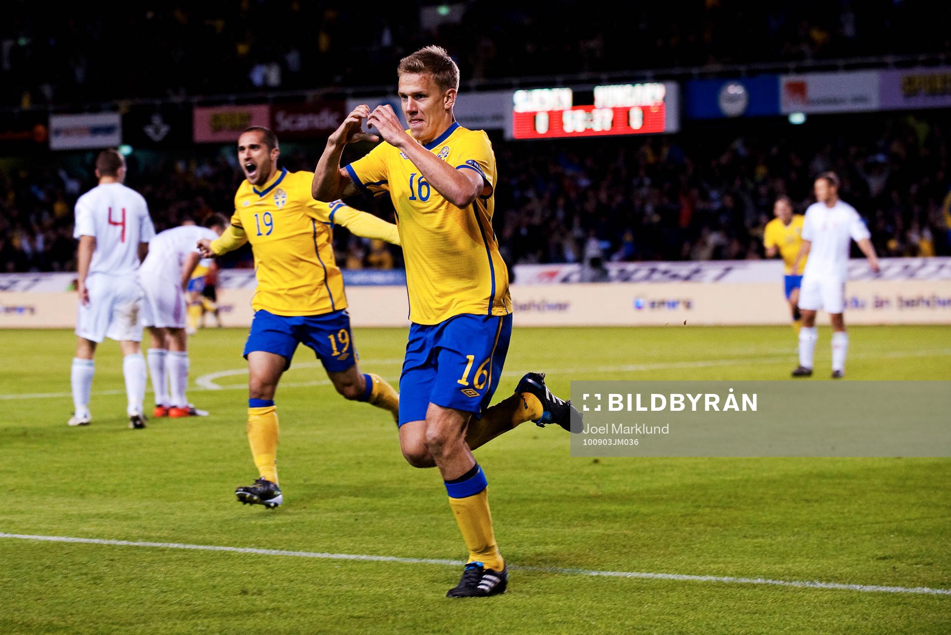 Emir Bajrami och Pontus Wernbloom, Sverige, jubel