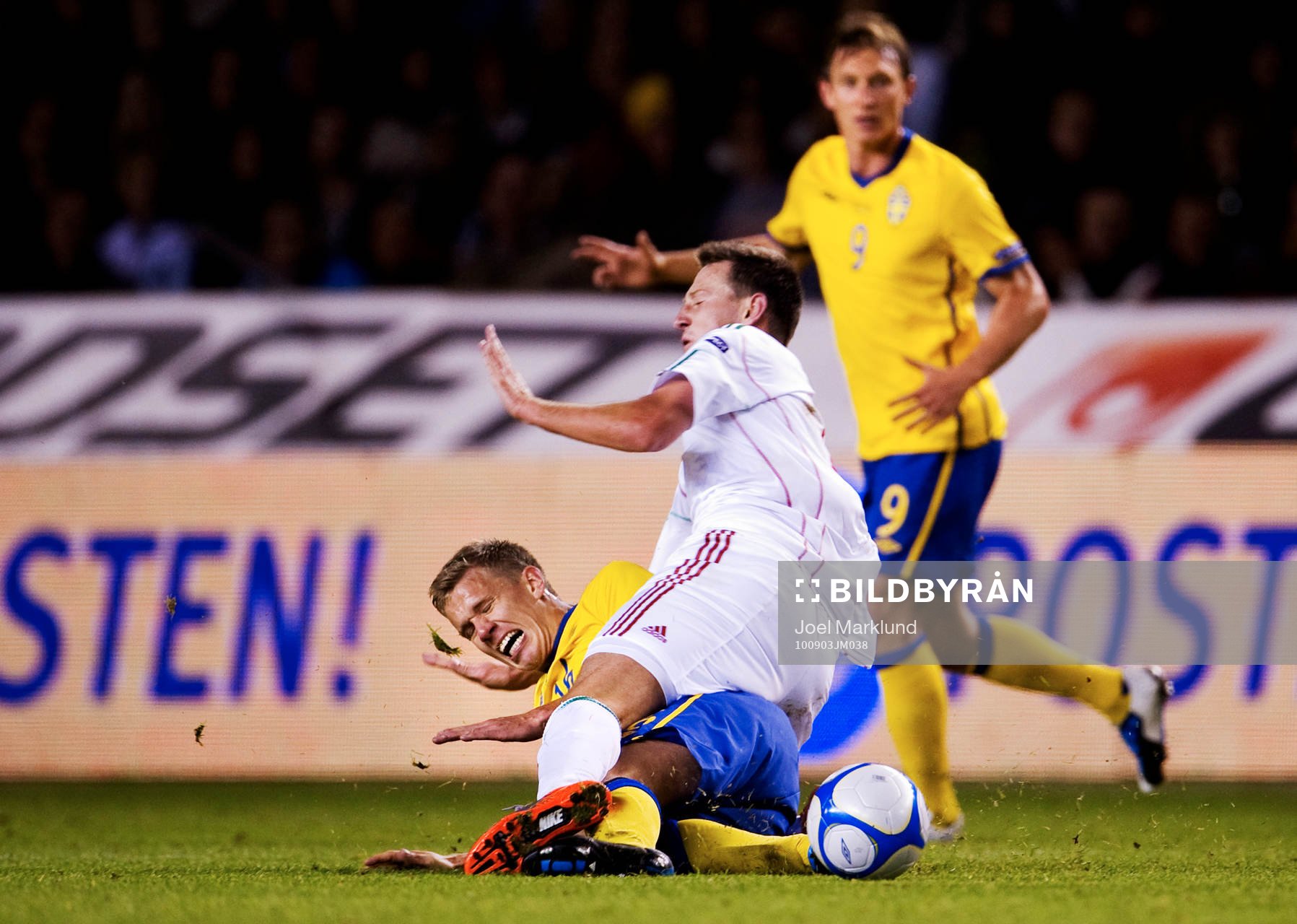 Pontus Wernbloom, Sverige, delar ut en tackling