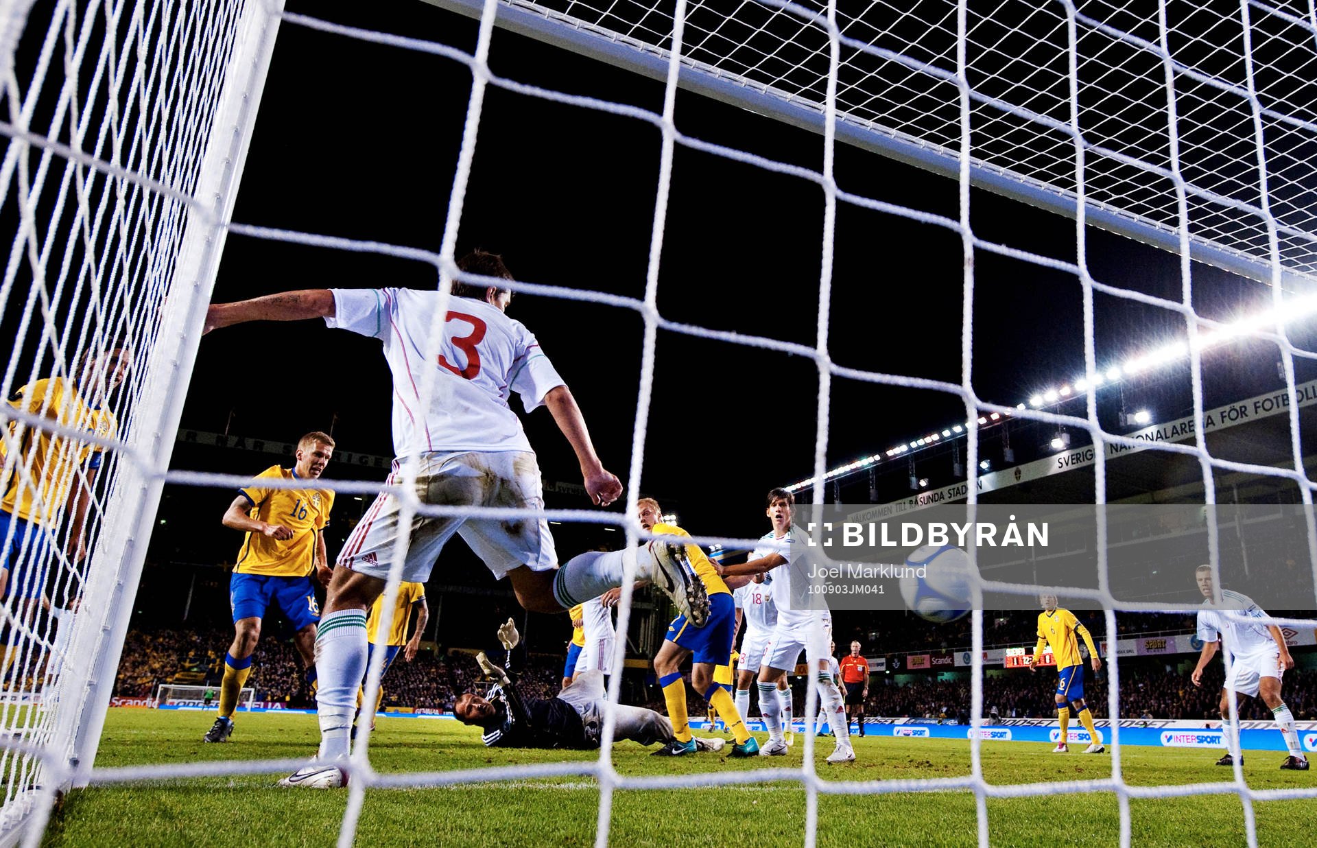 Pontus Wernbloom, Sverige, gör 2-0 bakom Gabor Kiraly,
