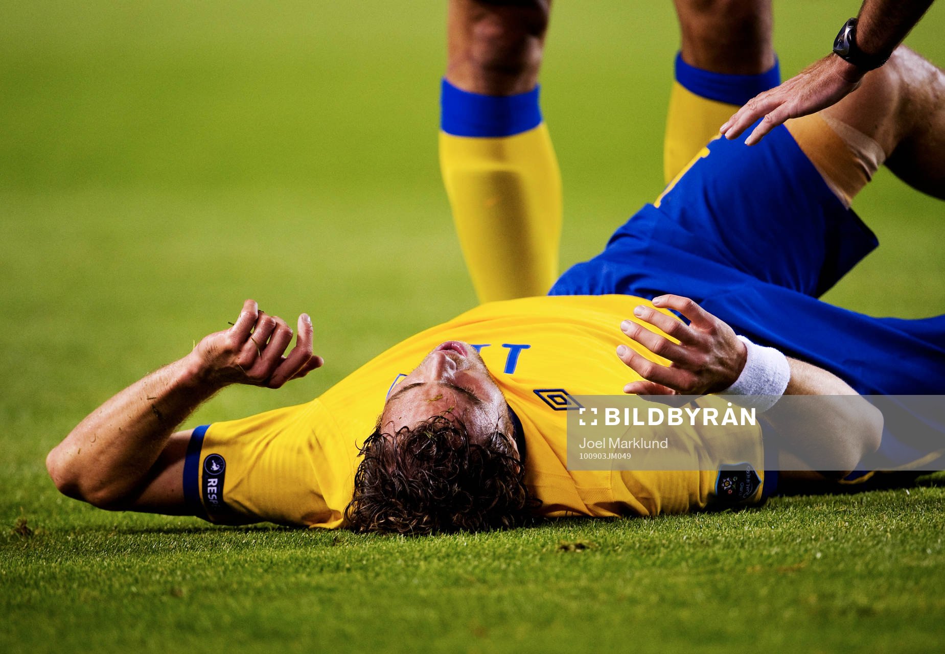 Johan Elmander, Sverige, ligger och vrider sig i plågor.