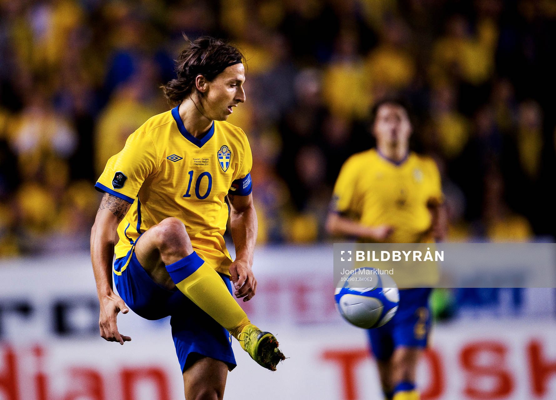 Zlatan Ibrahimovic, Sverige, tar ner bollen