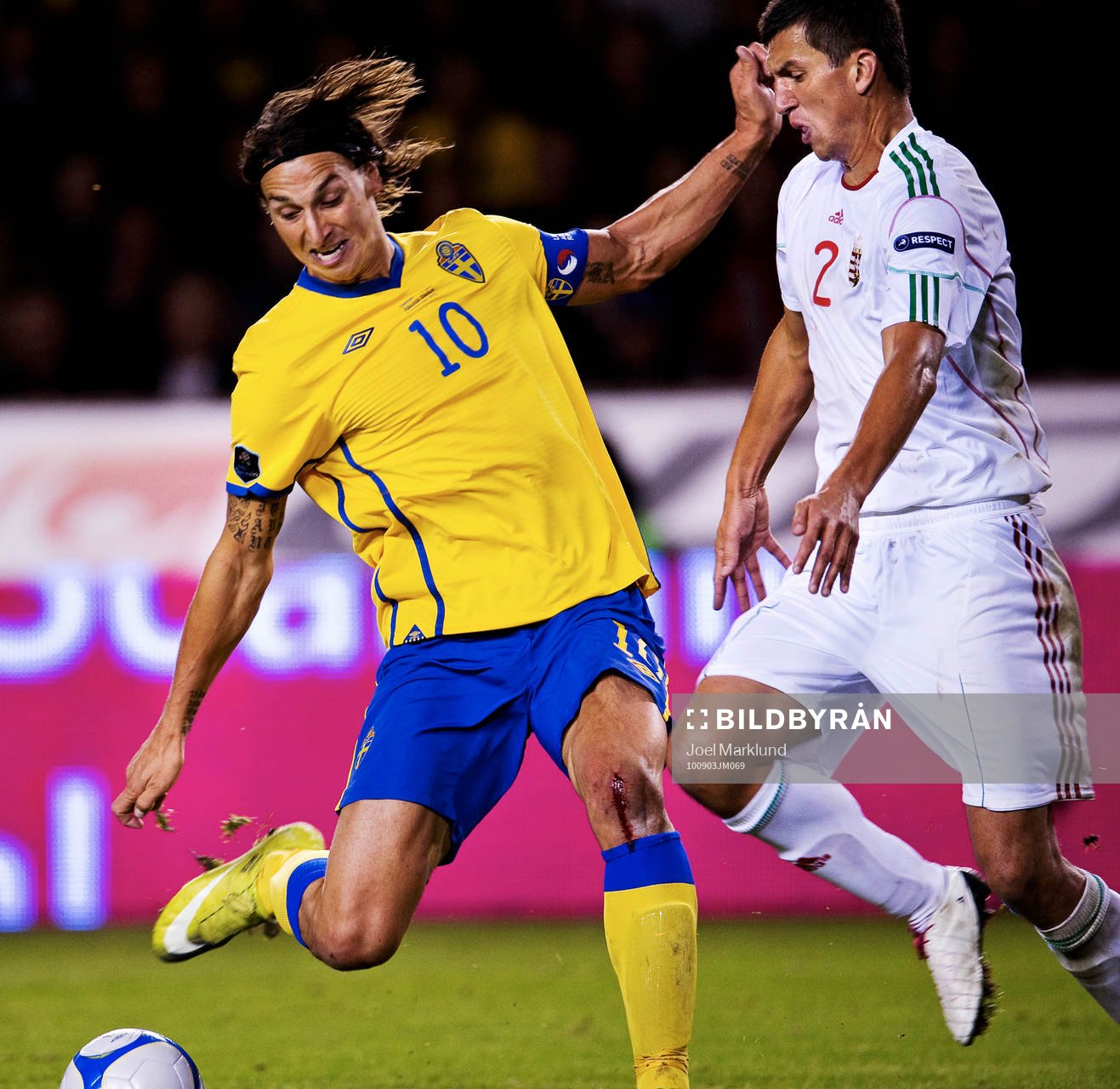 Zlatan Ibrahimovic, Sverige, utmanas av Zoltan Liptak,