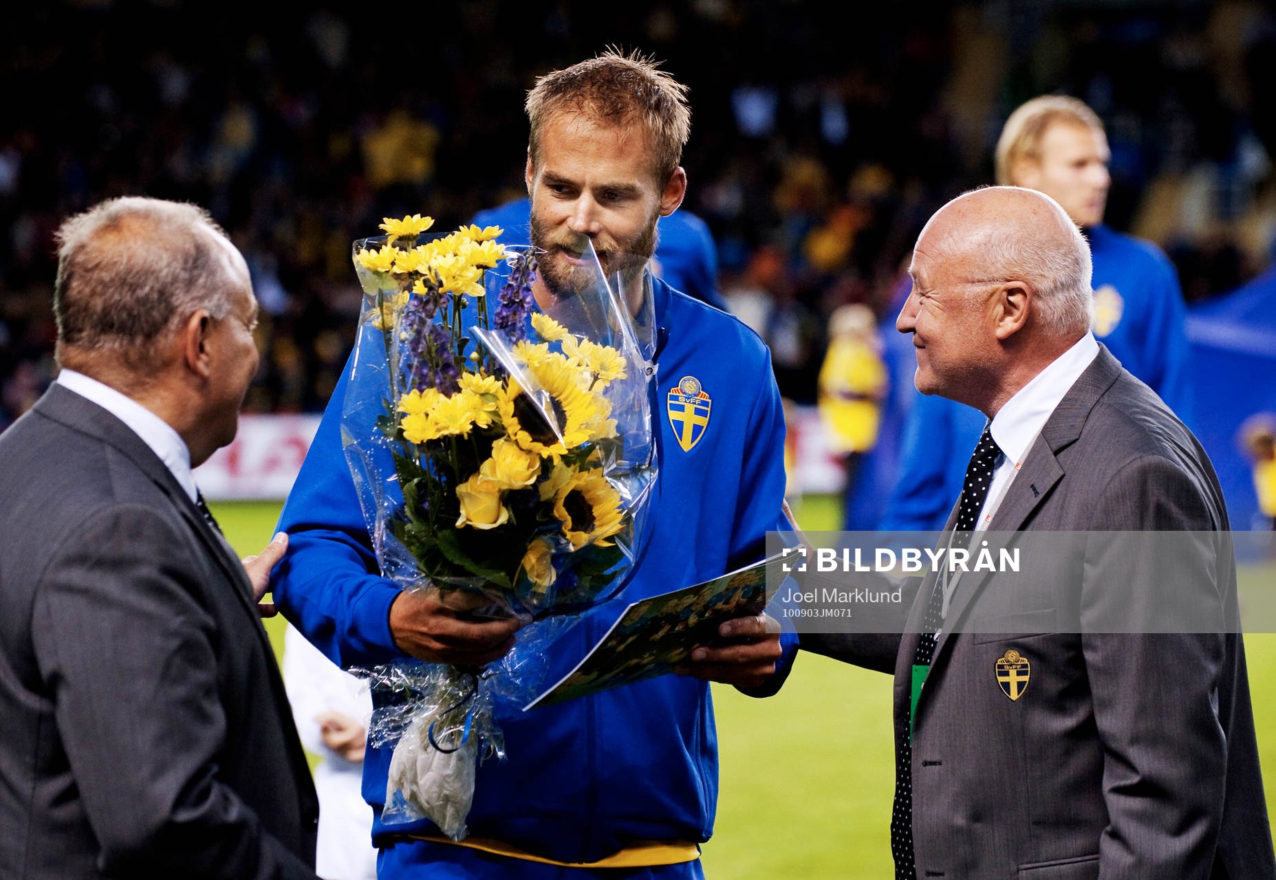 Olof Mellberg, Sverige, mottog gratulationer från SvFF i