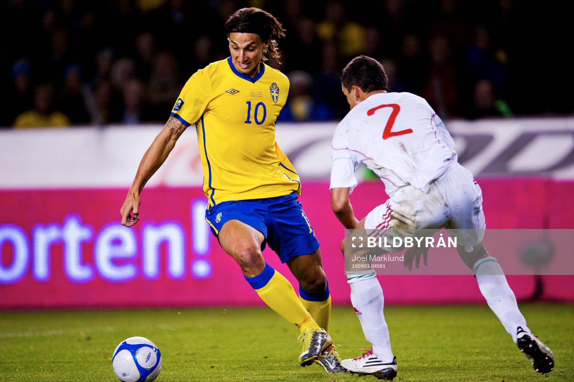 Zlatan Ibrahimovic, Sverige, tar sig förbi Zoltan Liptak,