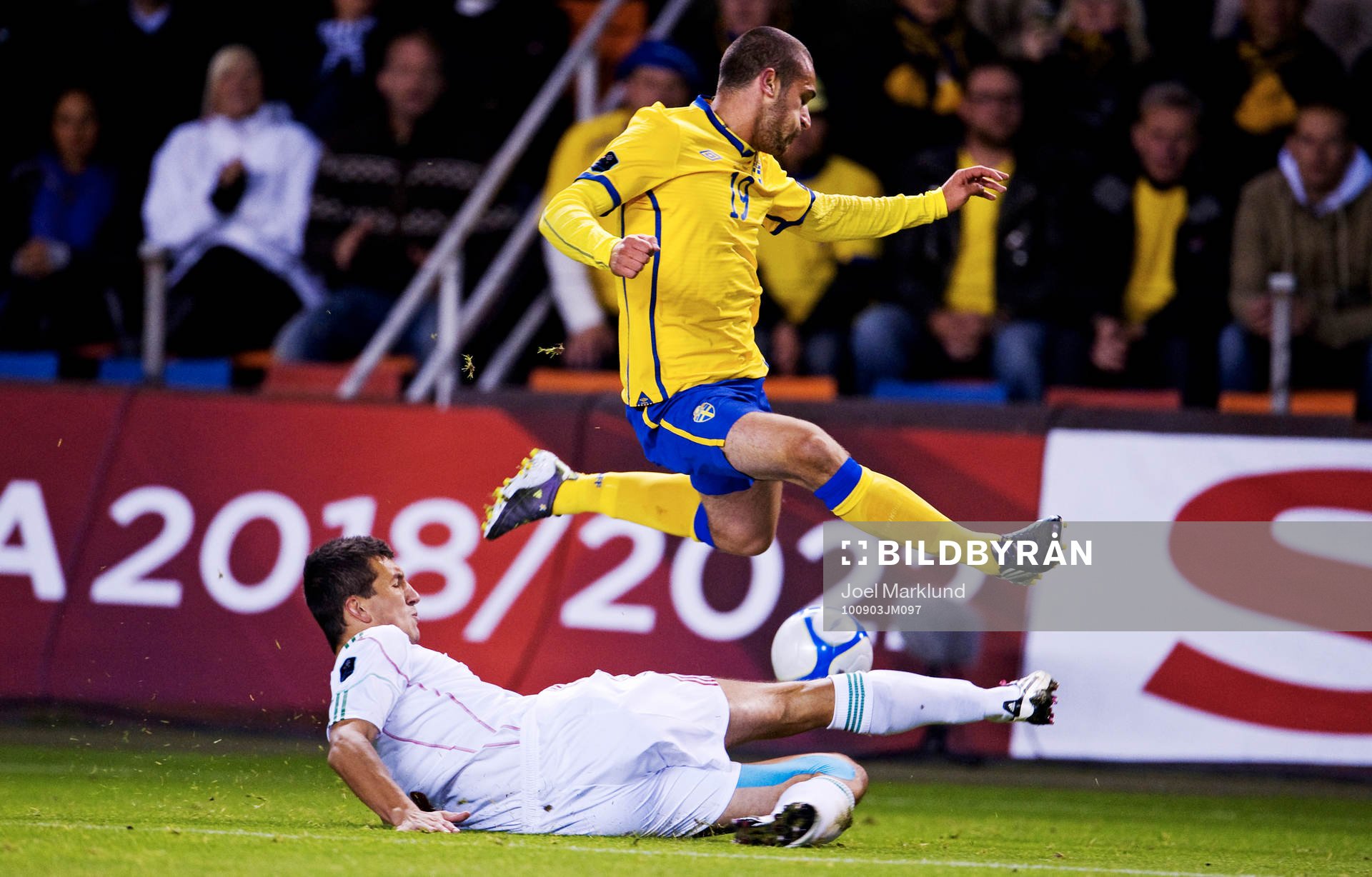 Emir Bajrami, Sverige, blir tacklad