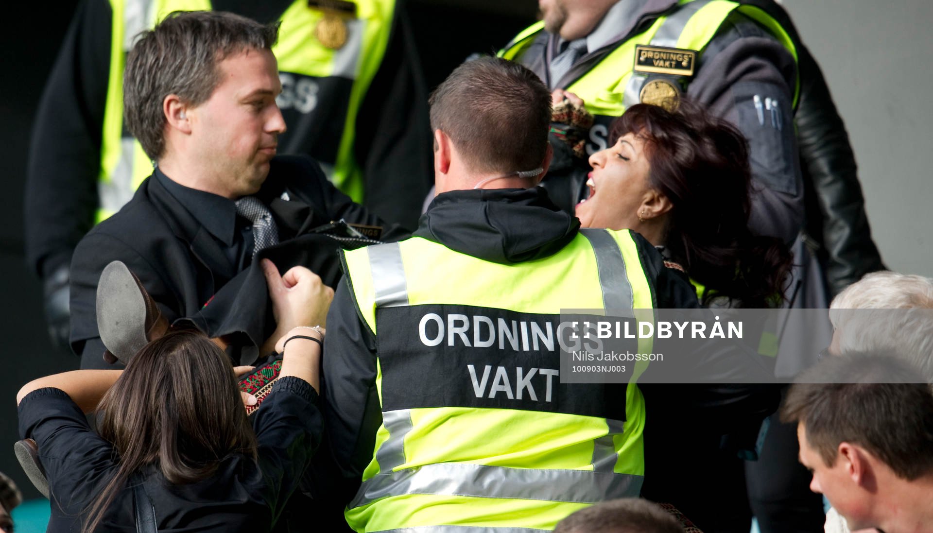 En kvinna vill inte lämna arenan och bärs ut