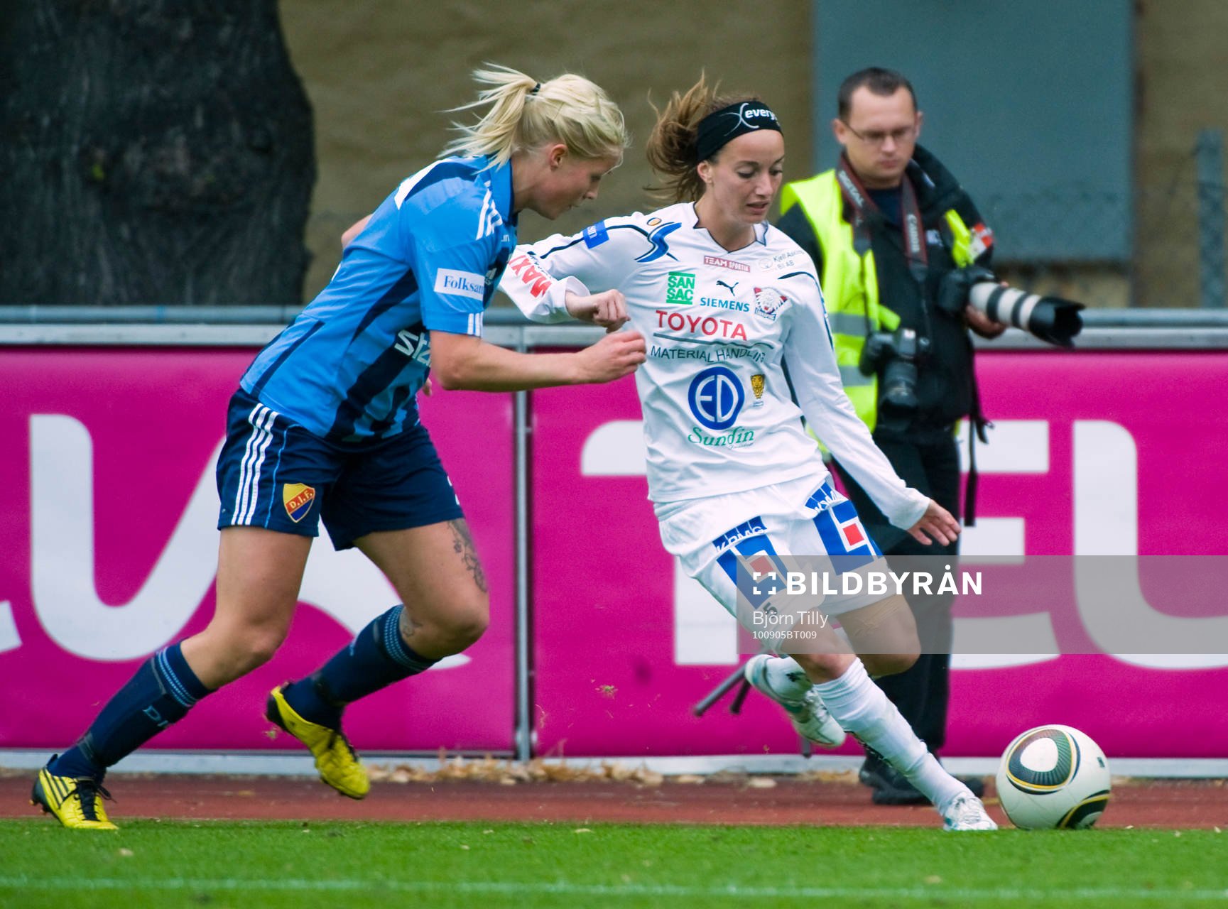  Elin Cederroos,  Djurgården och Kosovare Asllani, Linköping.