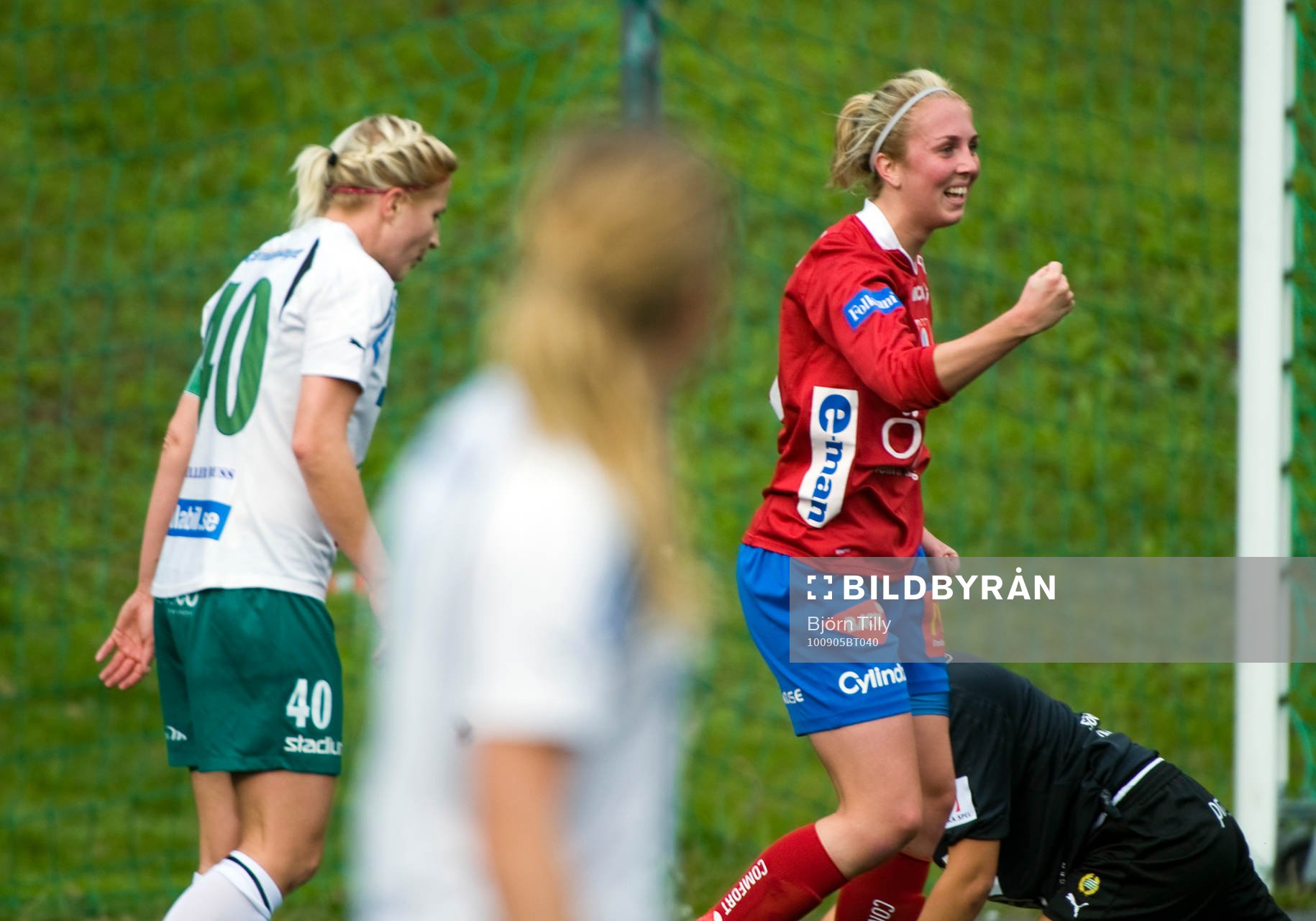  Annica Svensson, Hammarby och Marina Pettersson, Örebro, jubel efter 0-1.