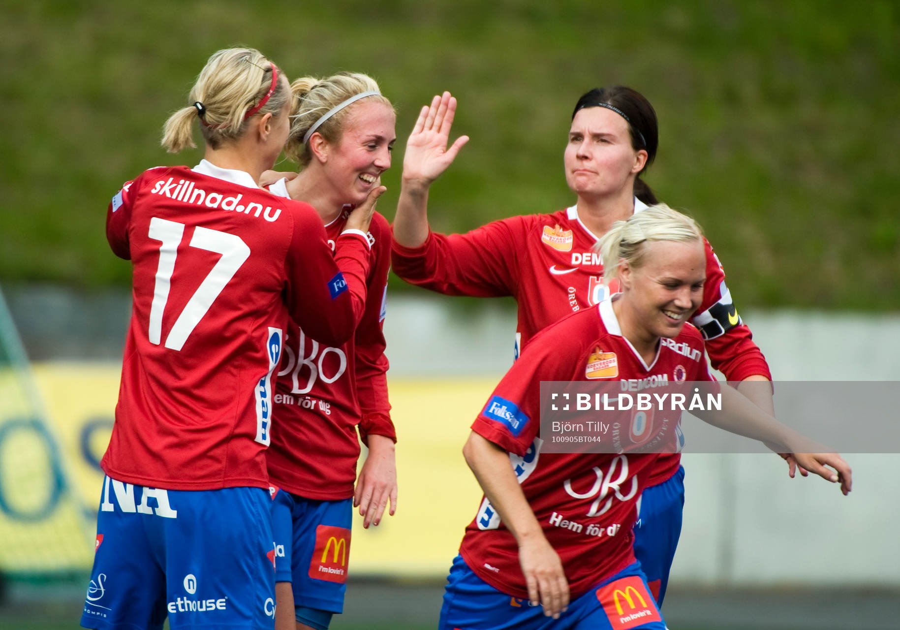  Marina Pettersson, Örebro gratuleras efter 0-1. Jubel.