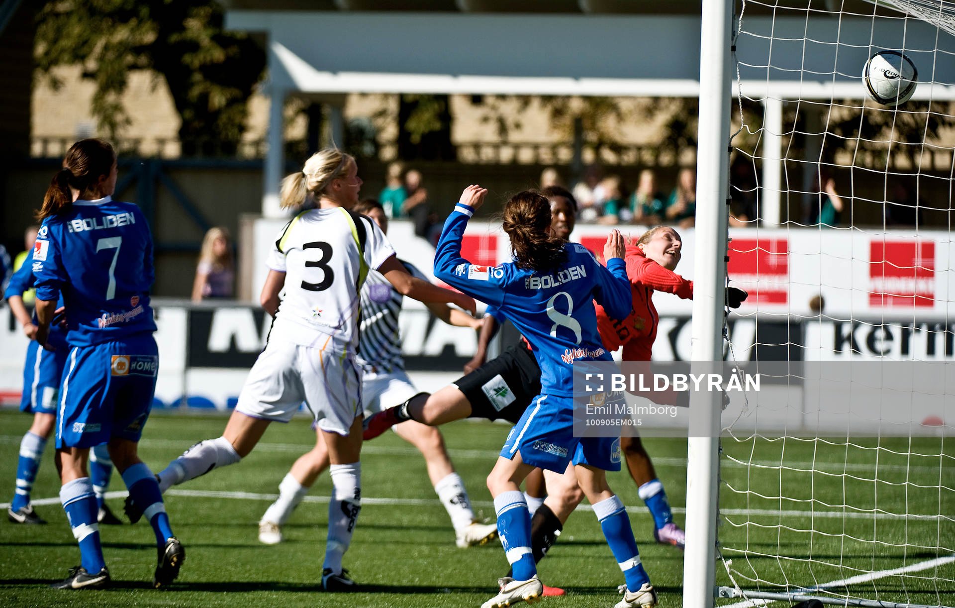  Pavlina Scasna, Malmö gör 1-0 direkt på hörna. Åsa Berglund, Sunnanås målvakt får se bollen gå in.