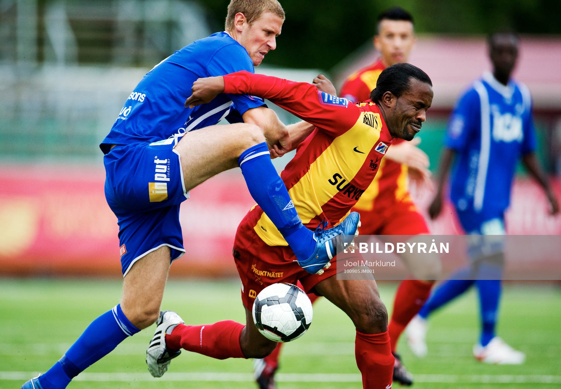 Mario Vasilj, Öster, i kamp om bollen med Peter Ijeh,