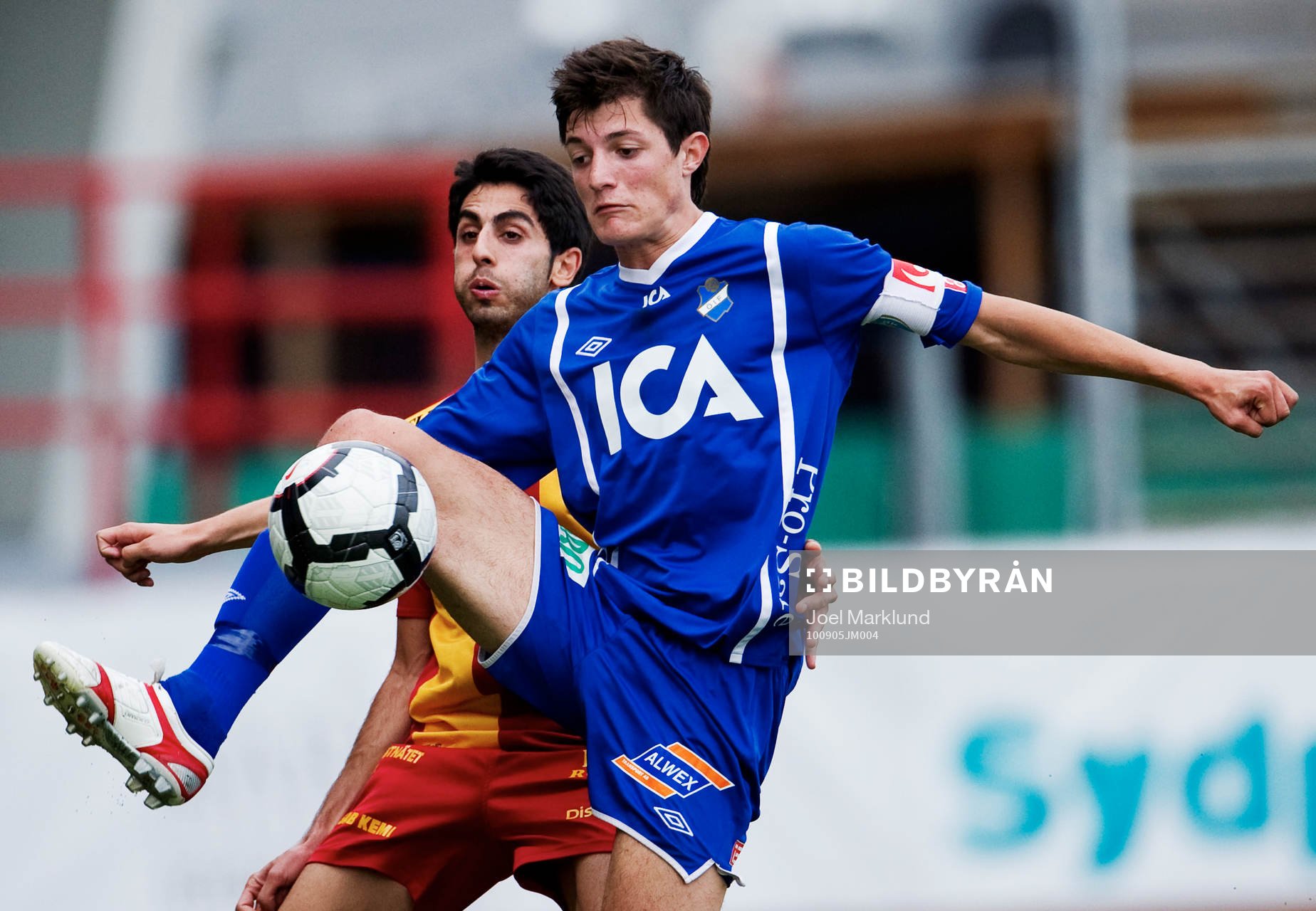 Isa Demir, Syrianska, i kamp om bollen med Oliver