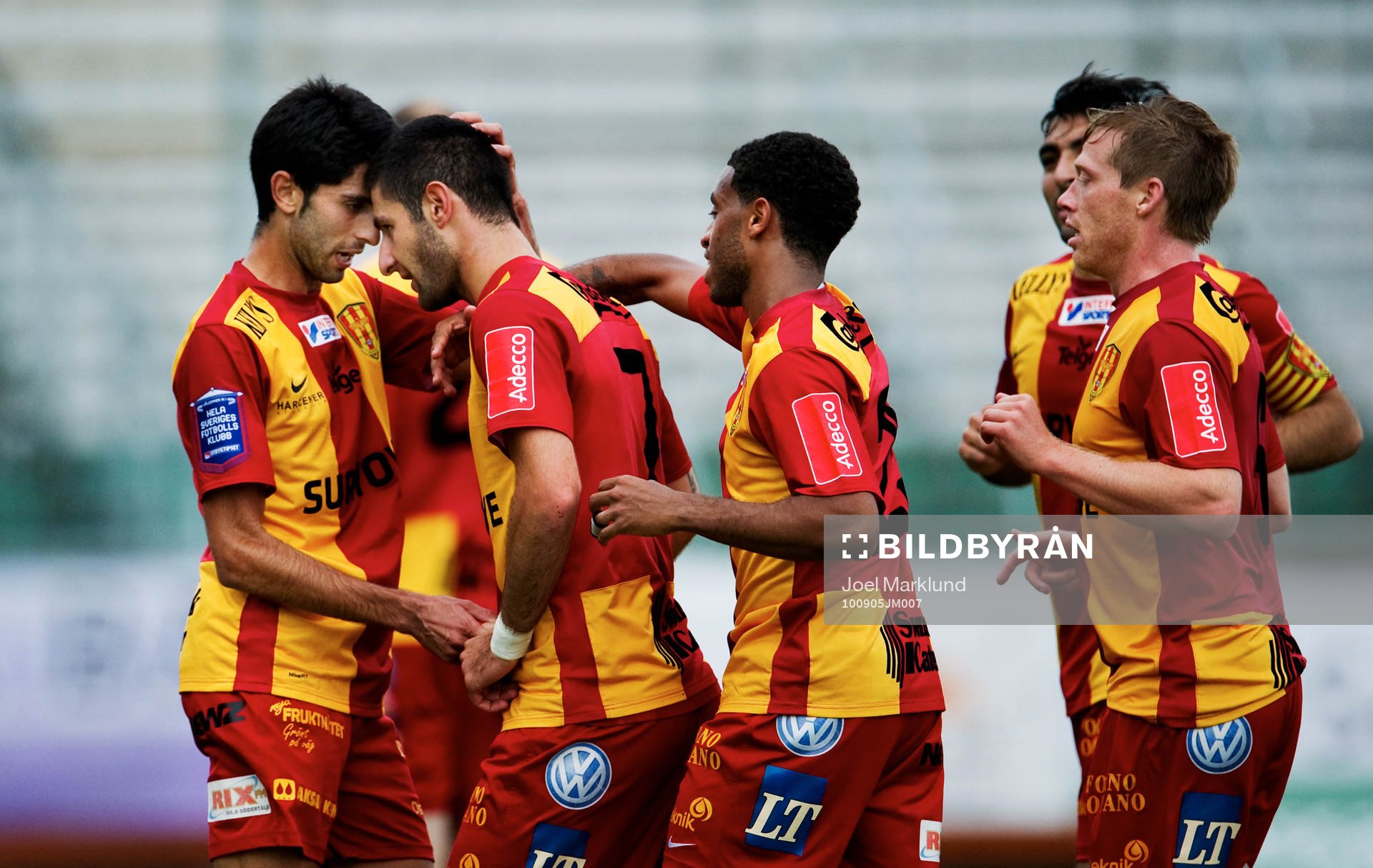 Robert Massi, Syrianska, gratuleras till sitt 1-0-mål.