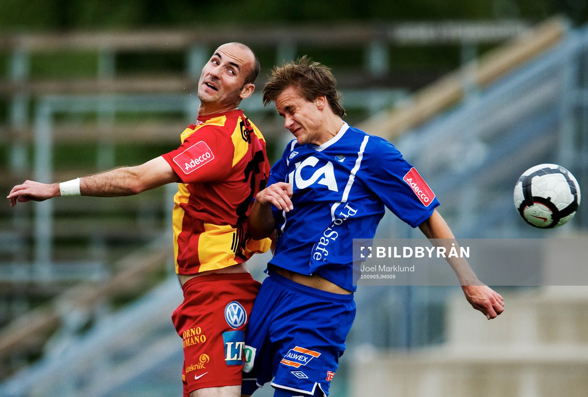  Dinko Felic, Syrianska, vinner en luftduell.
