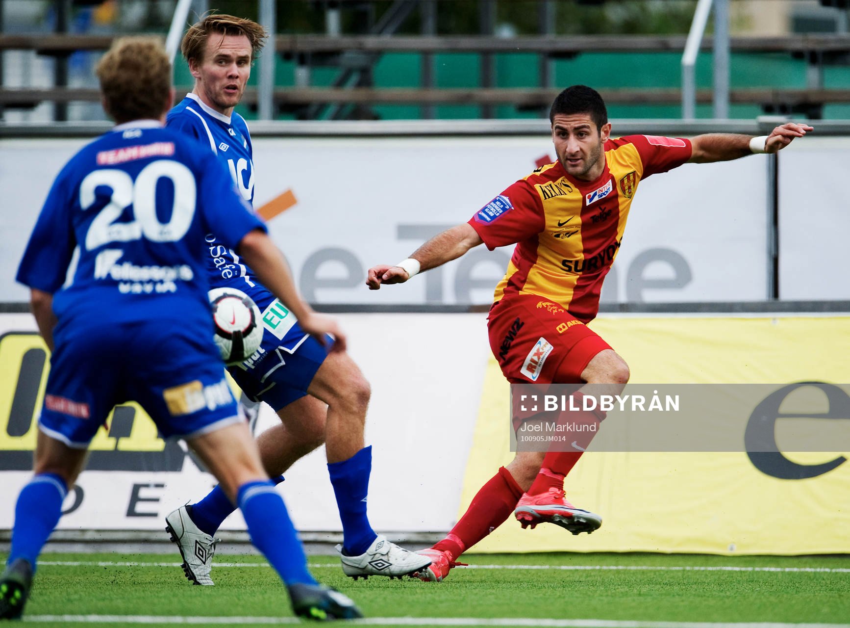 Robert Massi, Syrianska, passar in bollen