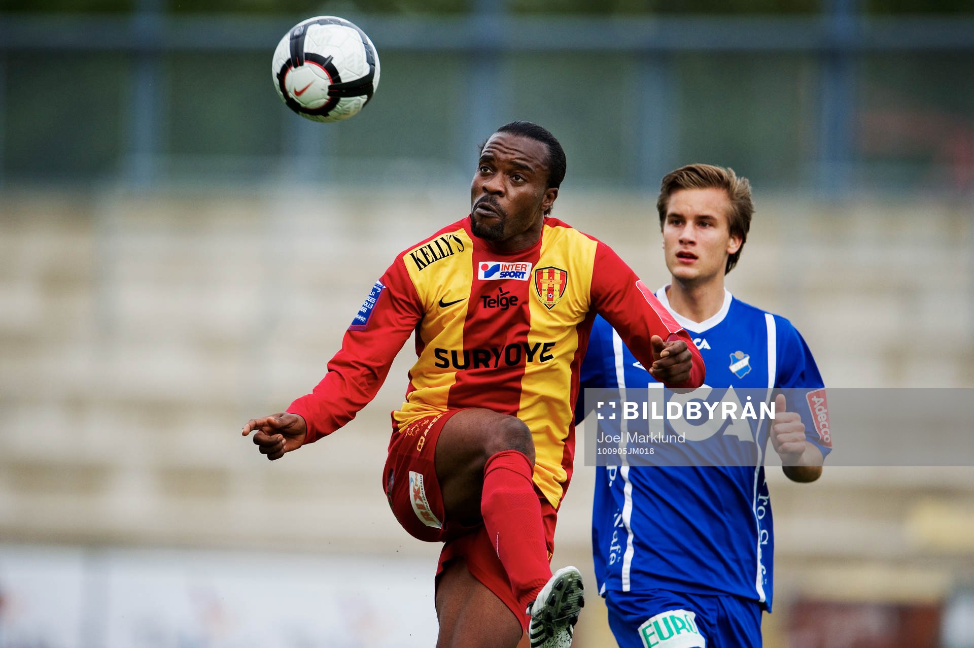 Peter Ijeh, Syrianska, tar ner bollen