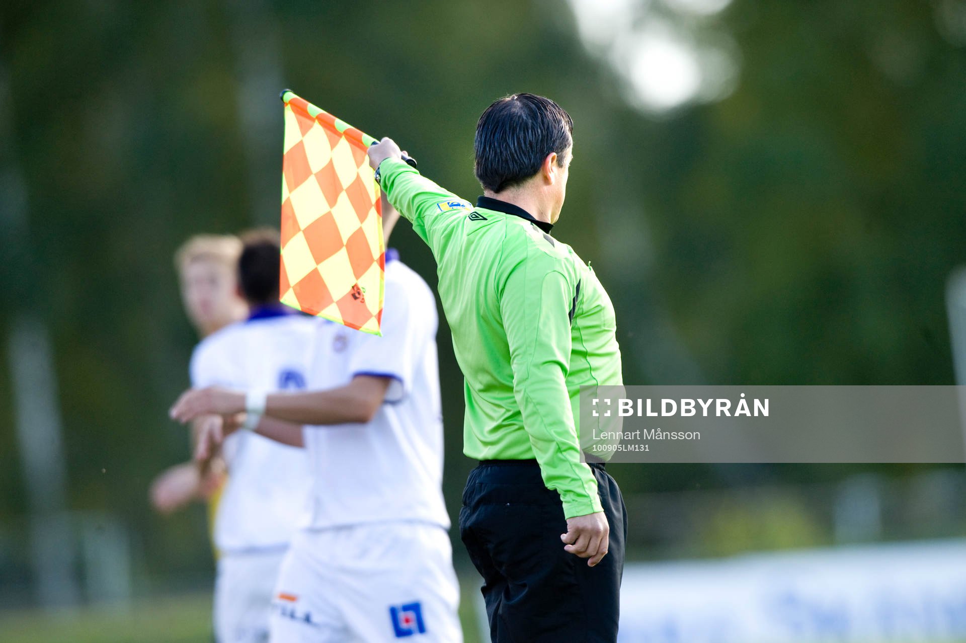 Assisterande domare vinkar för offside, flagga, linjeflagga
