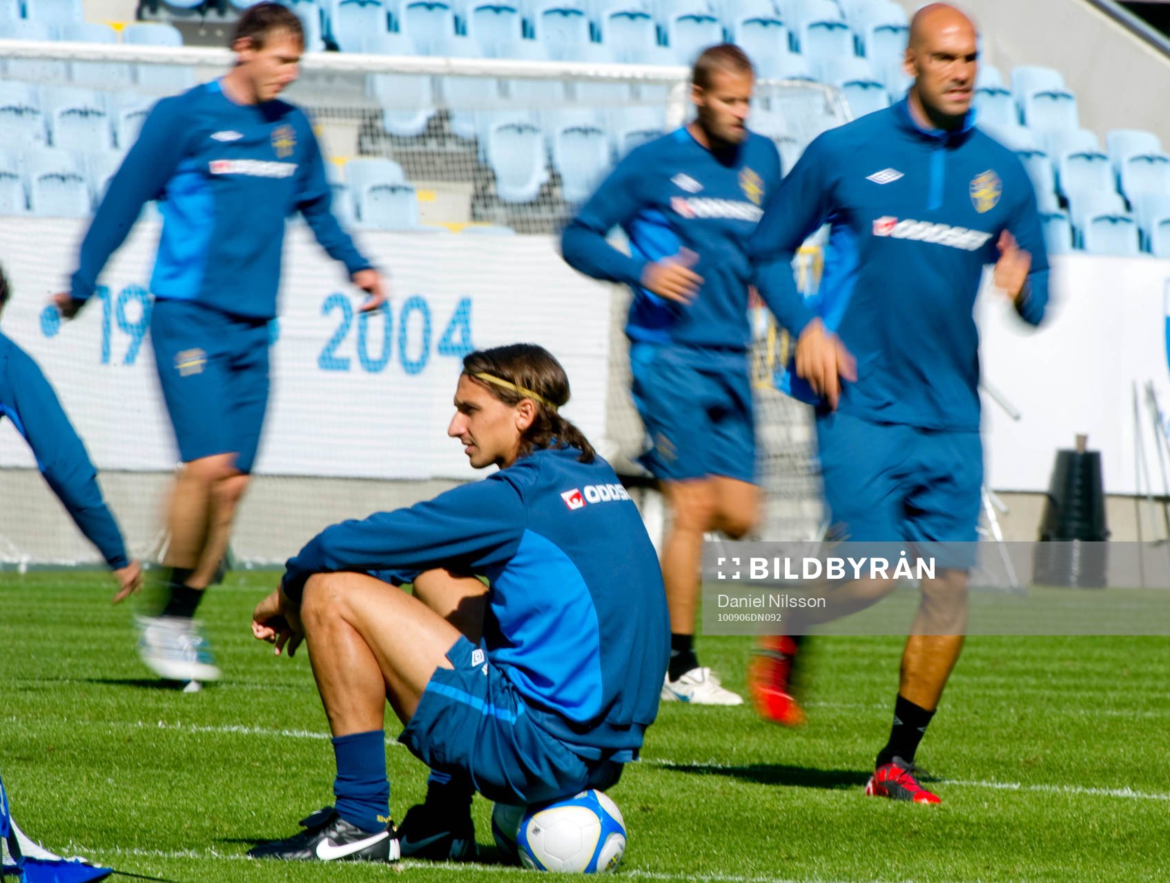 Zlatan Ibrahimovic sitter på en boll medan de andra