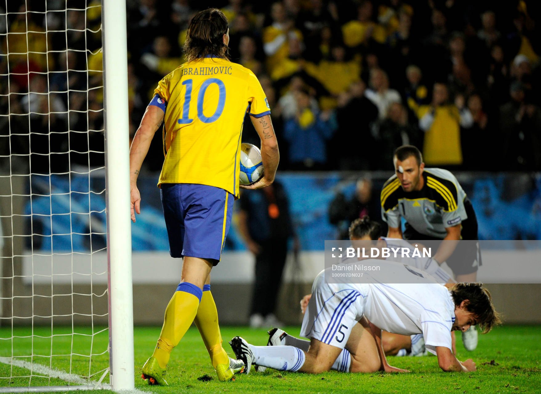 Zlatan Ibrahimovic hämtar ut bollen