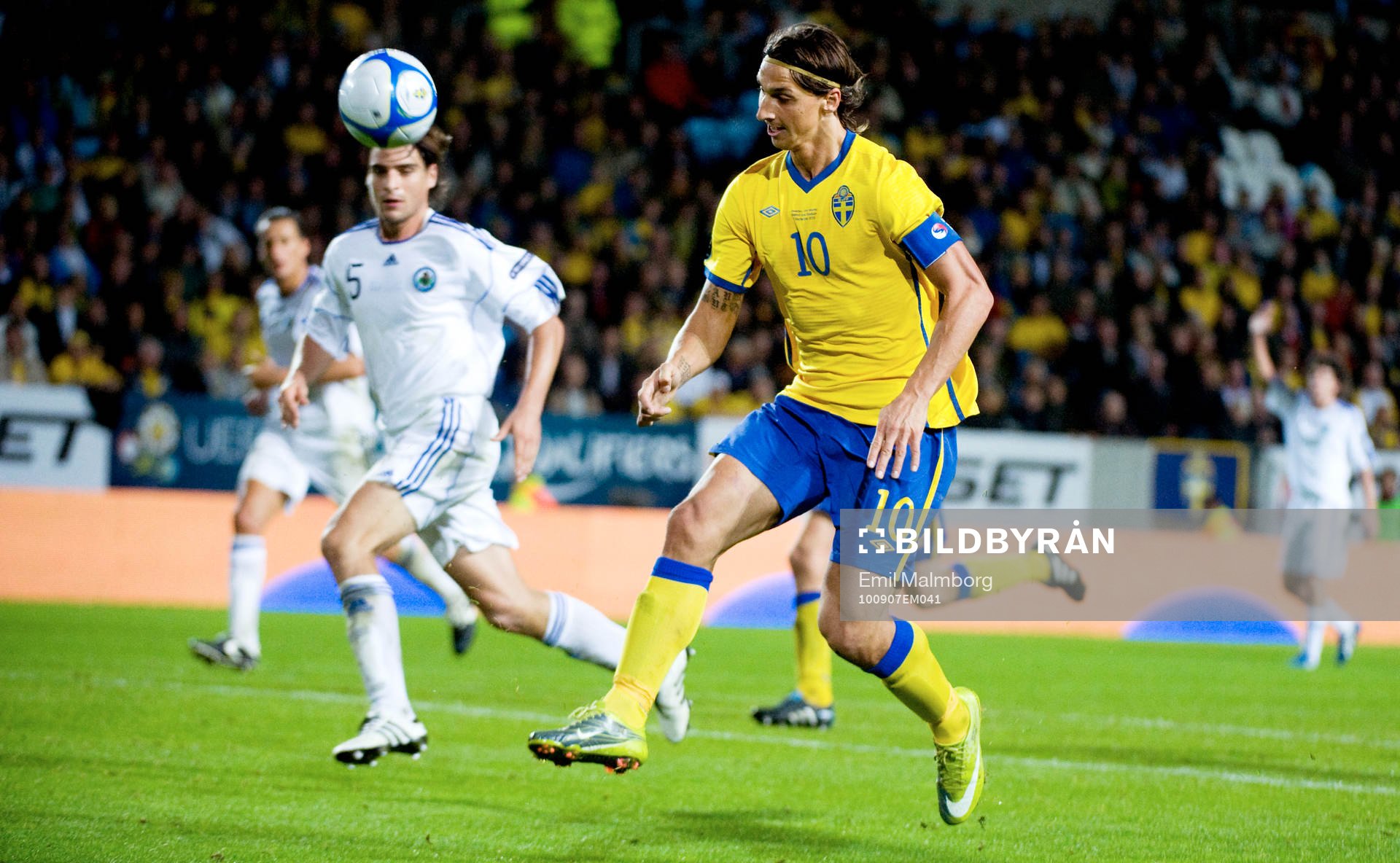 Zlatan Ibrahimovic, Sverige försöker lyfta in bollen